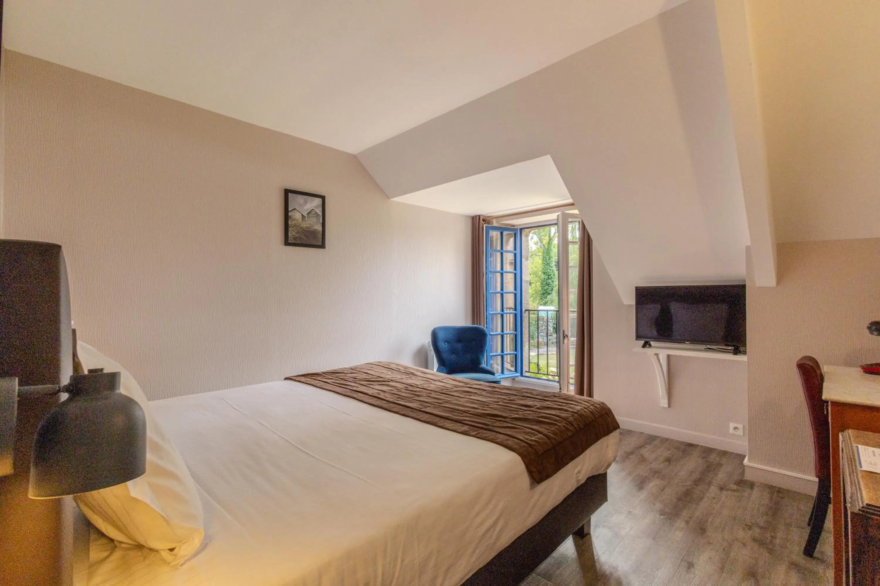 Bed in Logis Hôtel Le Manoir Des Portes