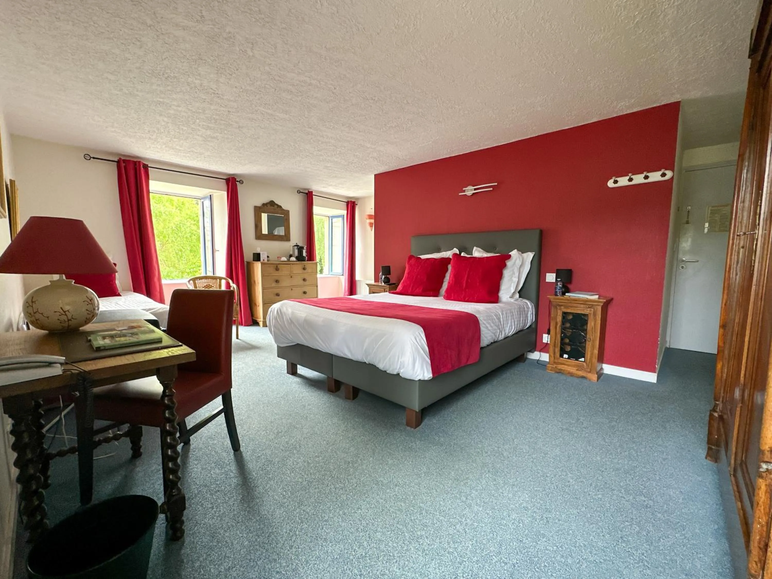 Property building, Bed in Logis Hôtel Le Manoir Des Portes