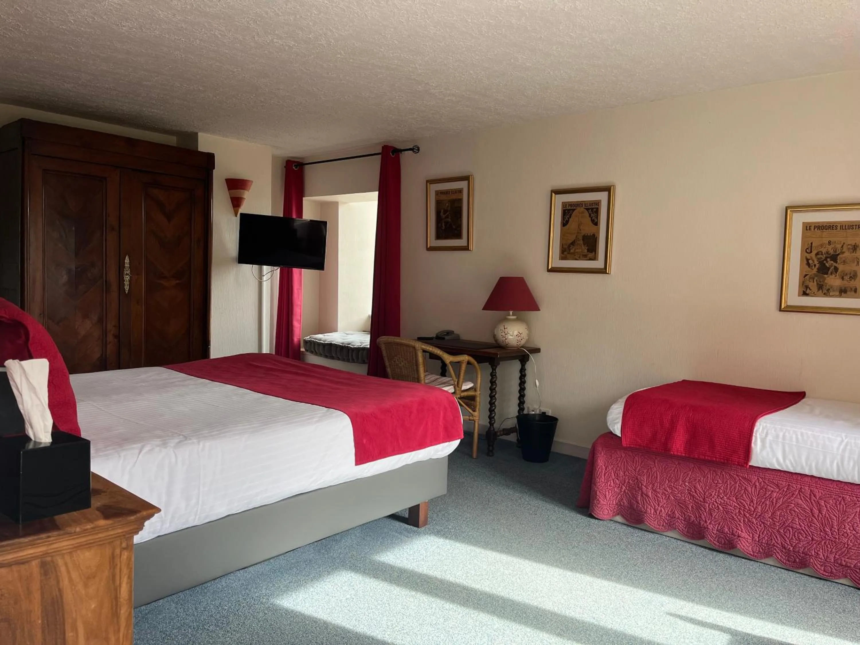 Family, Bed in Logis Hôtel Le Manoir Des Portes