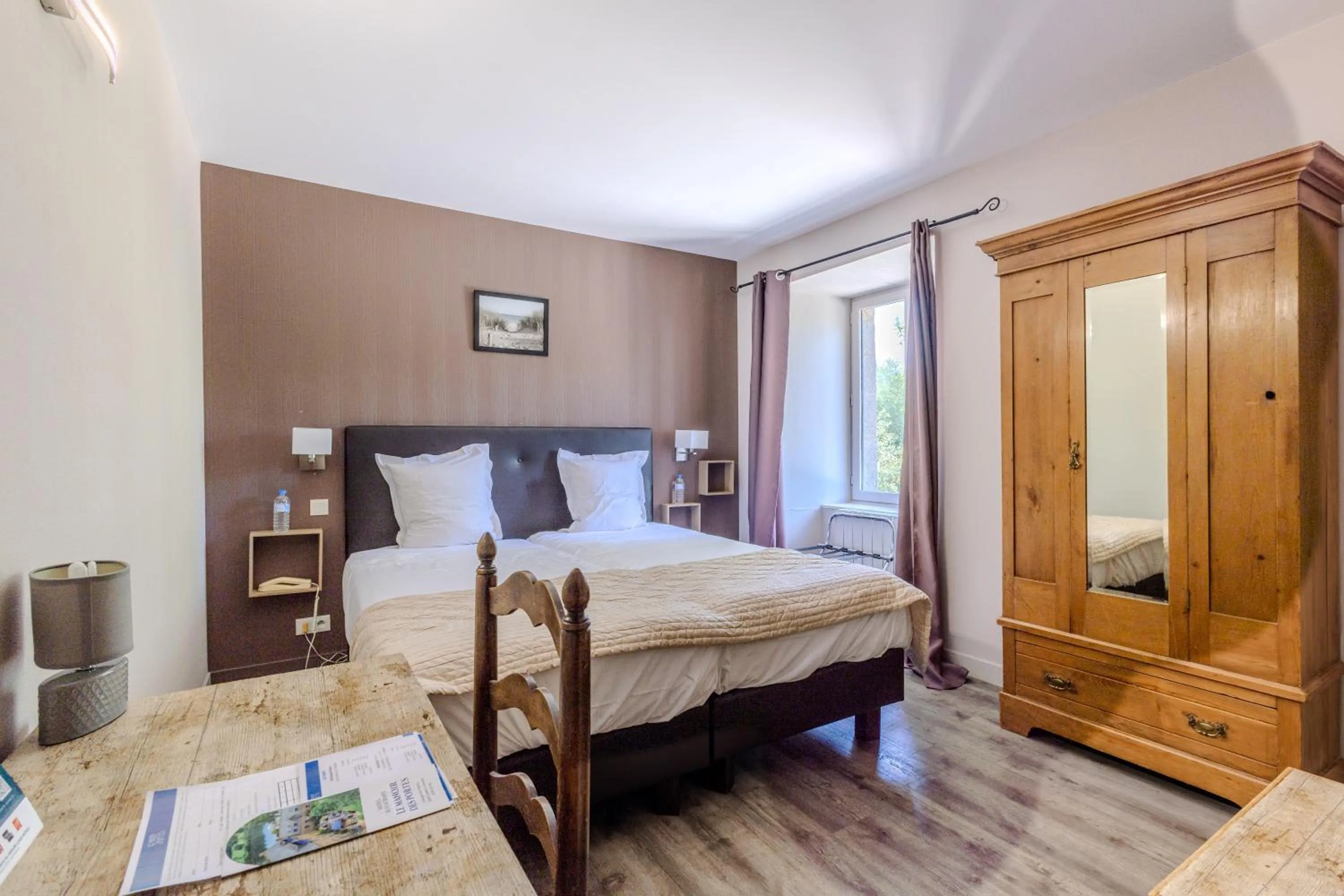 Bed in Logis Hôtel Le Manoir Des Portes