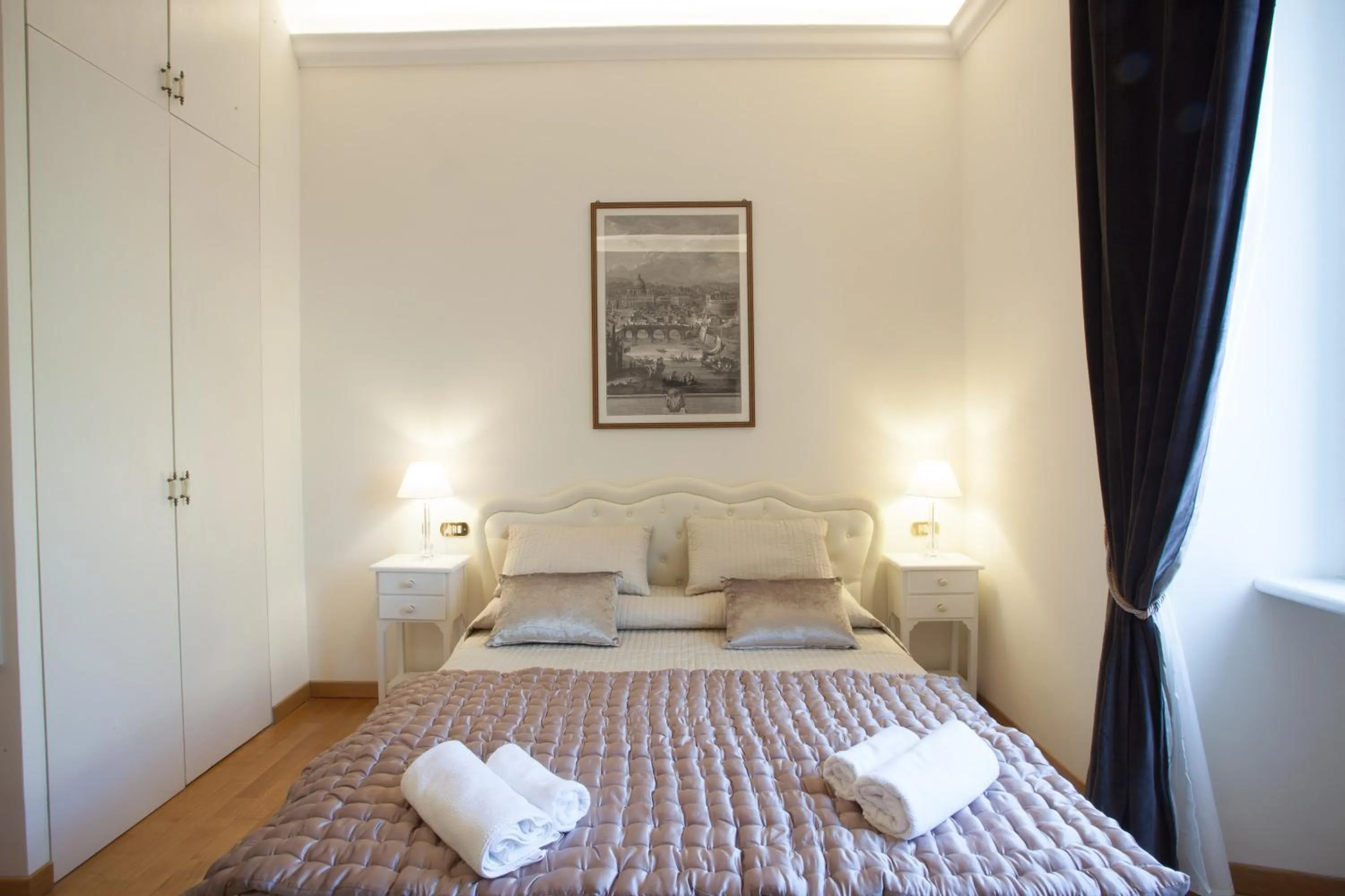 Photo of the whole room, Bed in InnsideRome