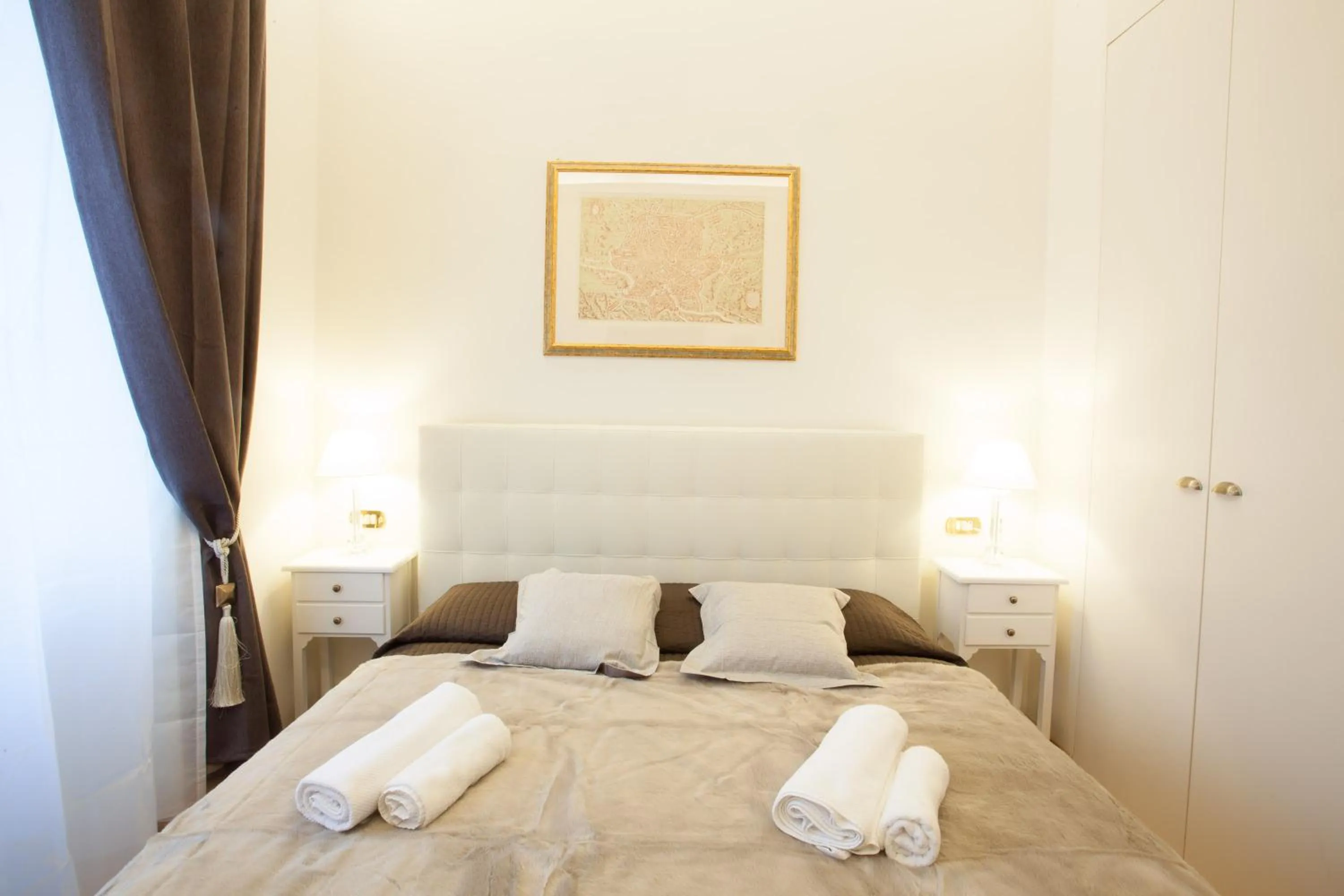 Photo of the whole room, Bed in InnsideRome