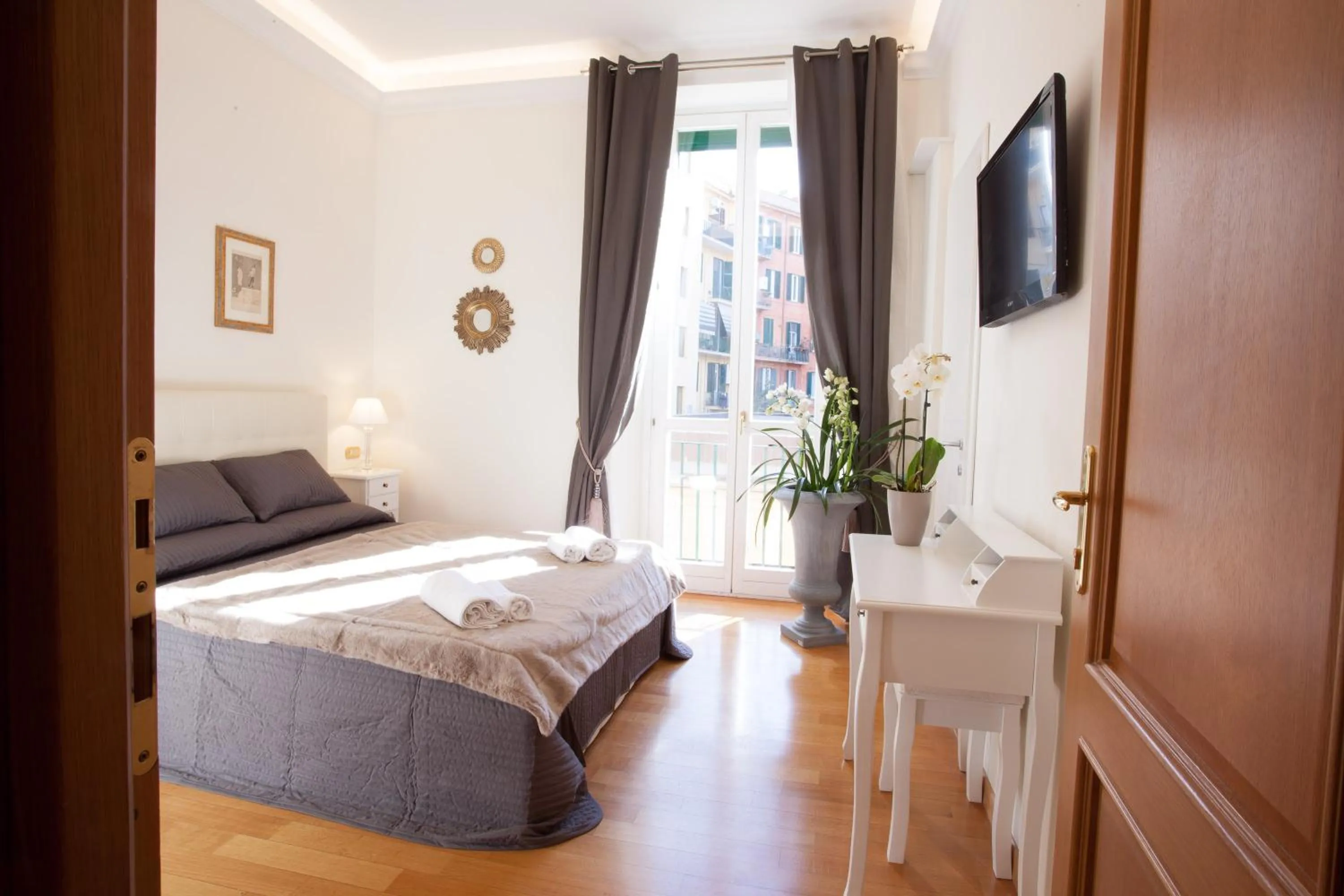 Photo of the whole room, Bed in InnsideRome