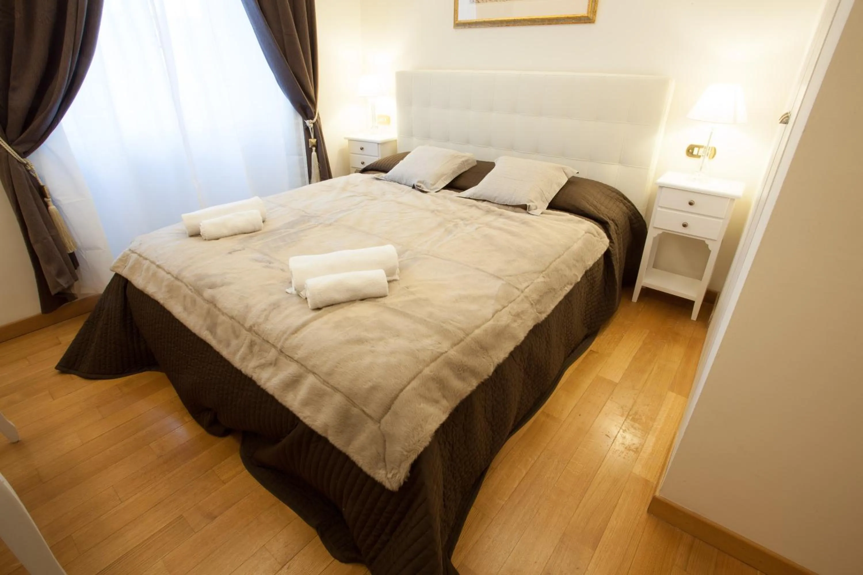 Photo of the whole room, Bed in InnsideRome