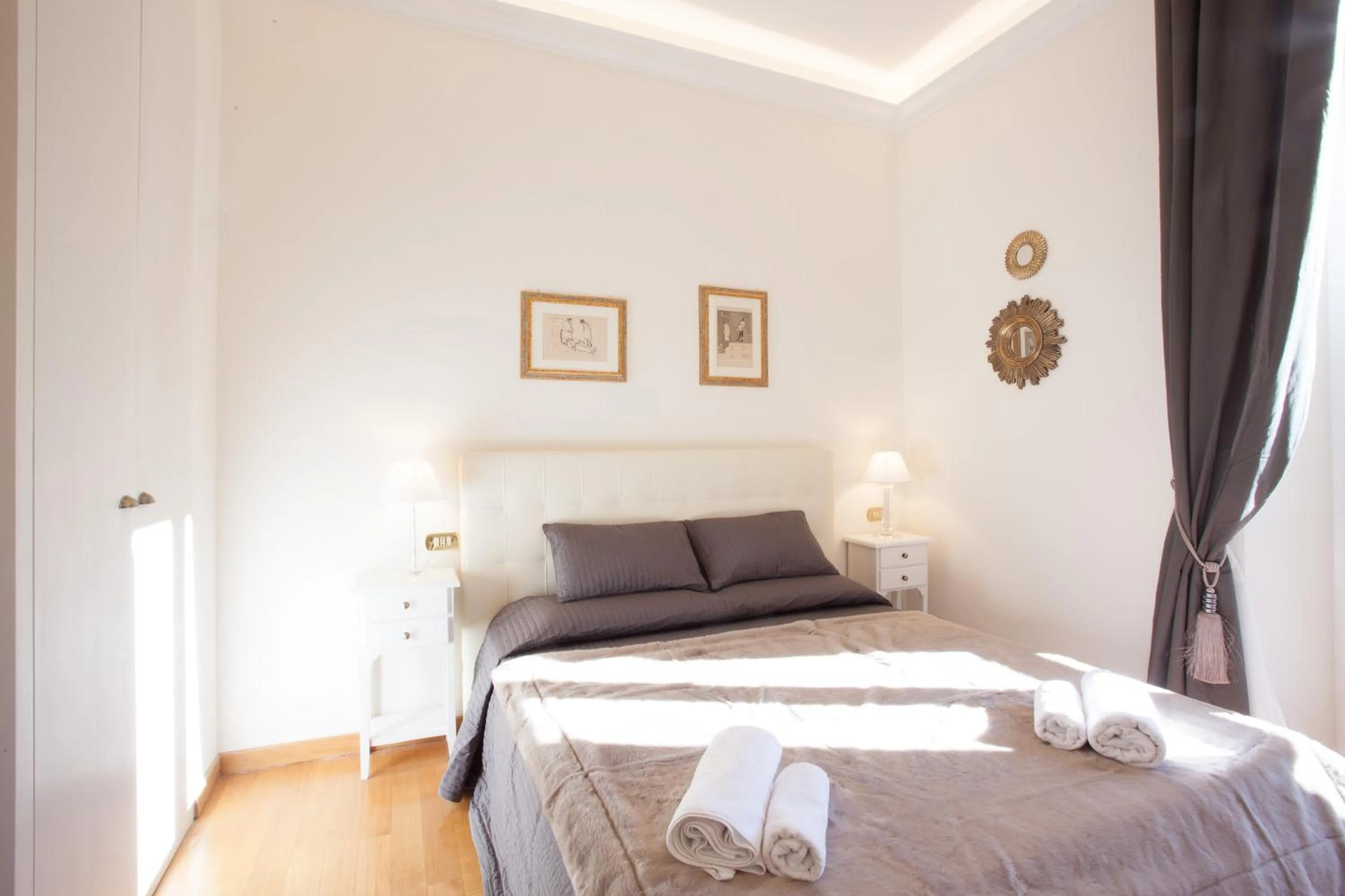 Photo of the whole room, Bed in InnsideRome