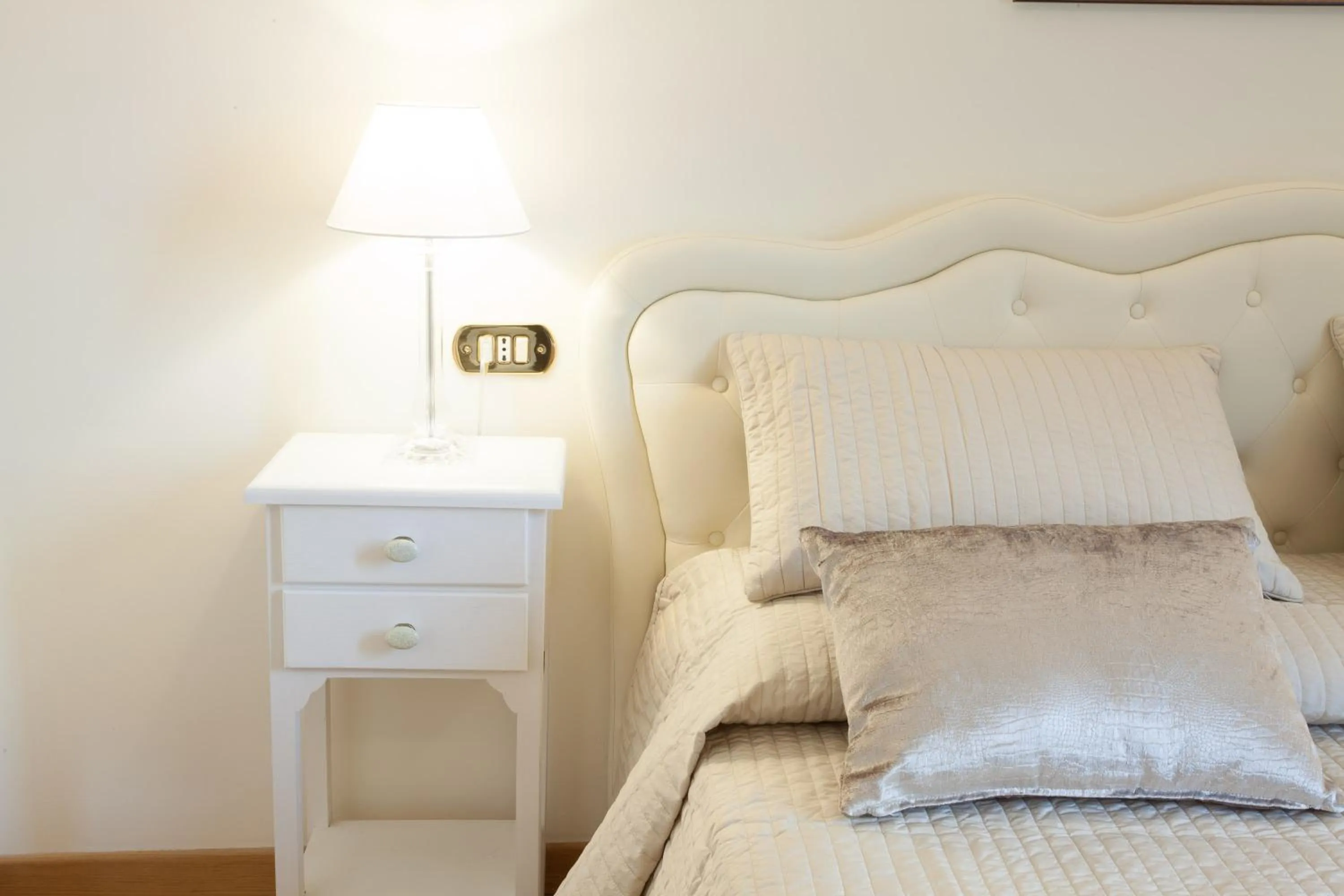 Photo of the whole room, Bed in InnsideRome