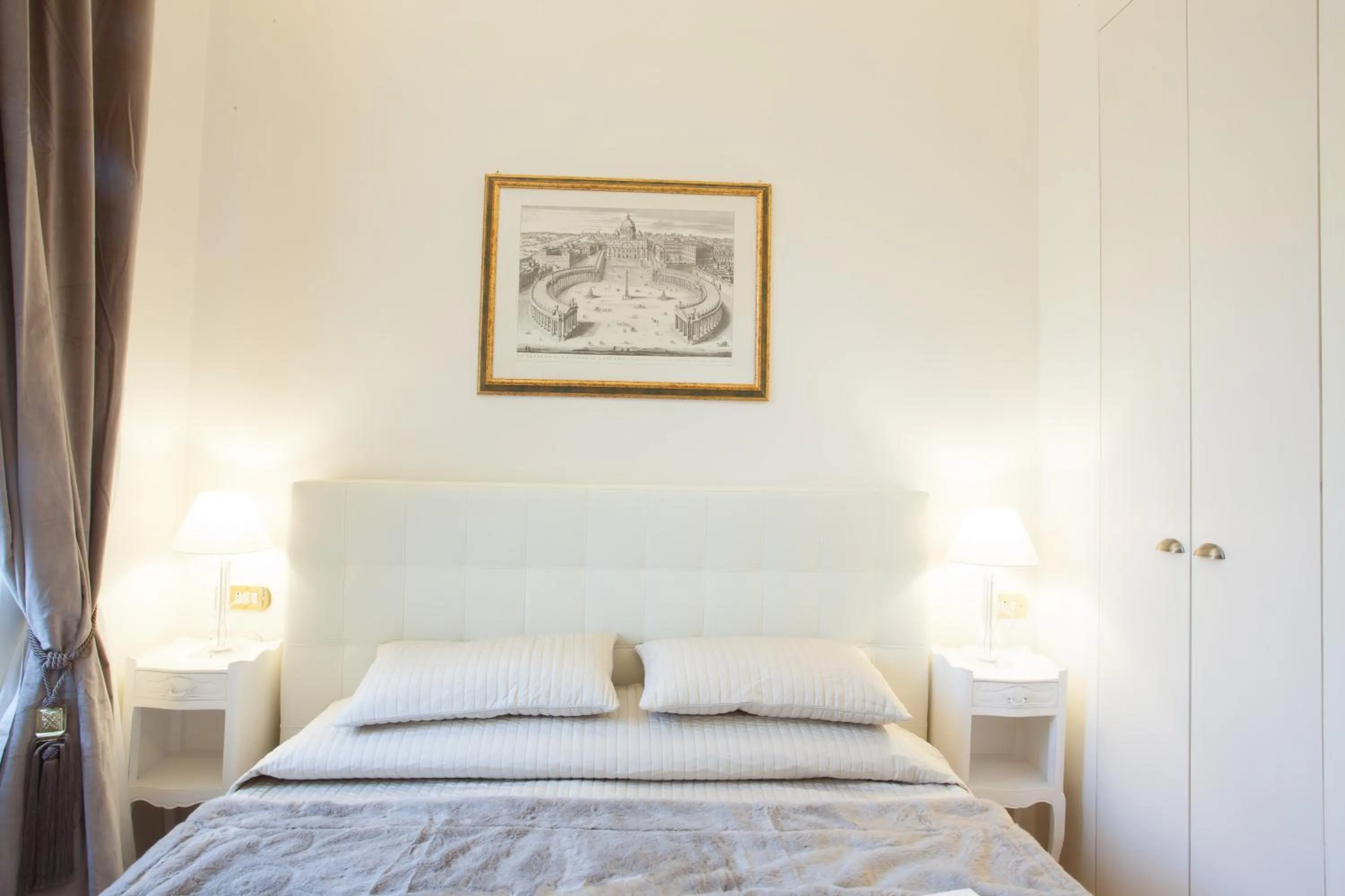 Photo of the whole room, Bed in InnsideRome