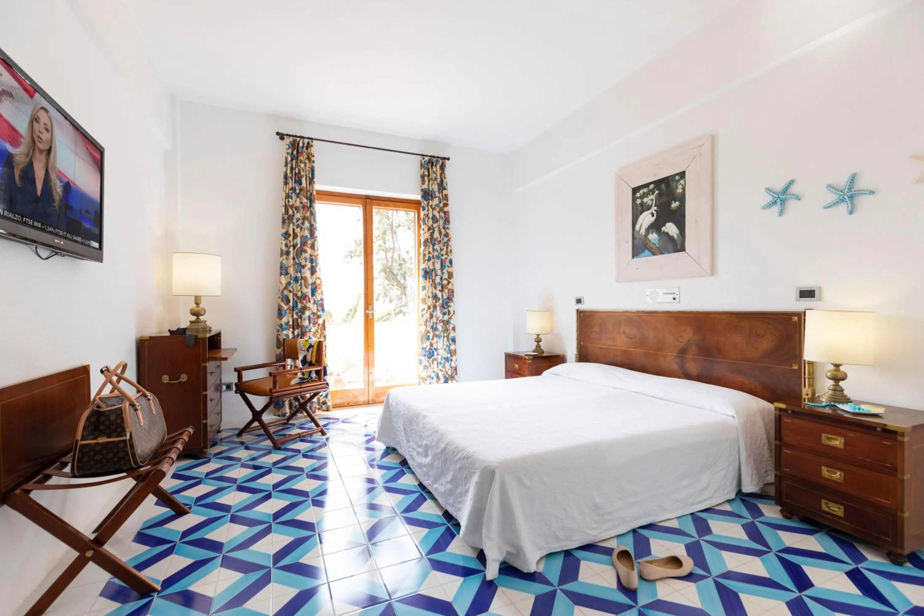 Sea view, Bed in Grand Hotel De Rose