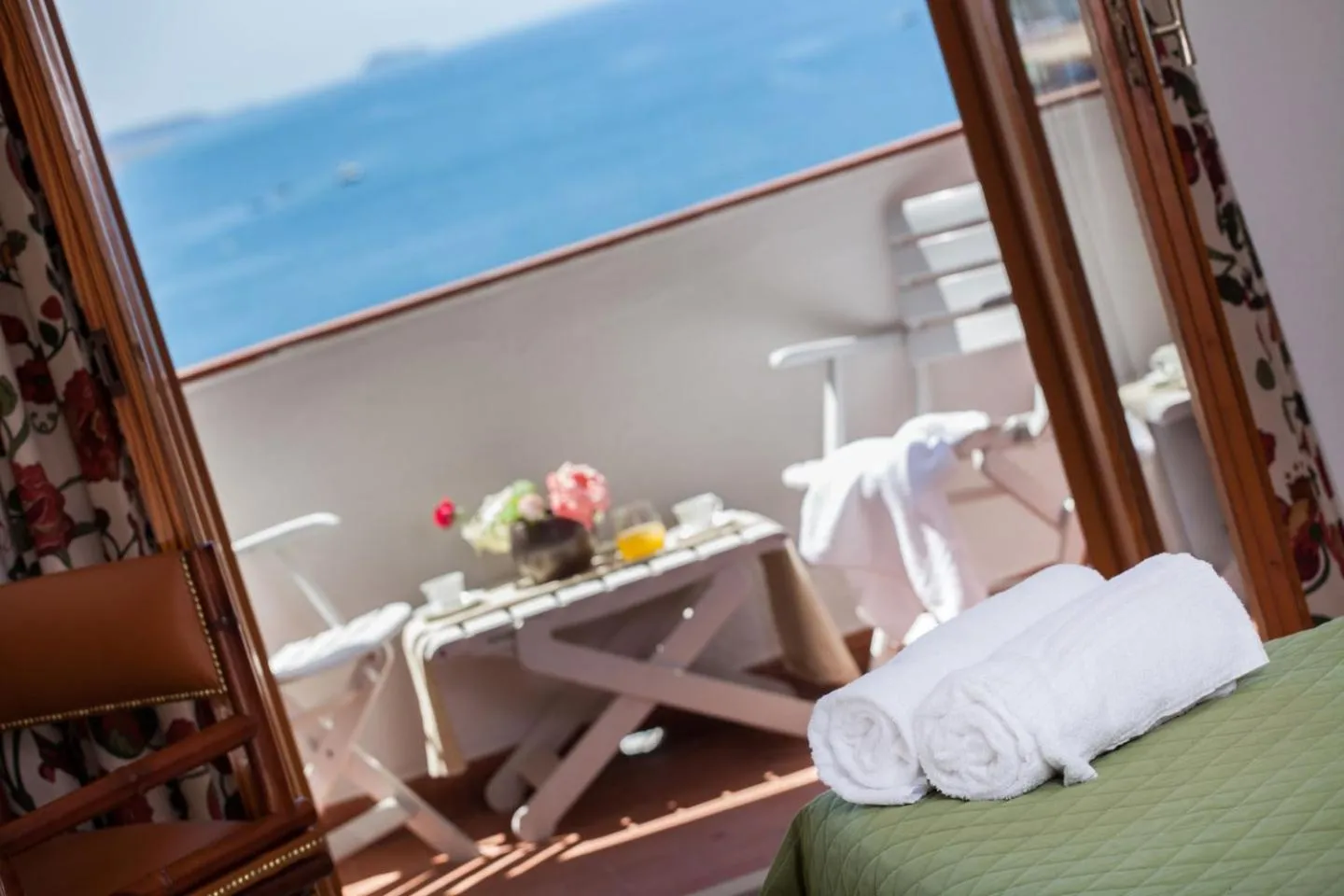 Balcony/Terrace, Bed in Grand Hotel De Rose