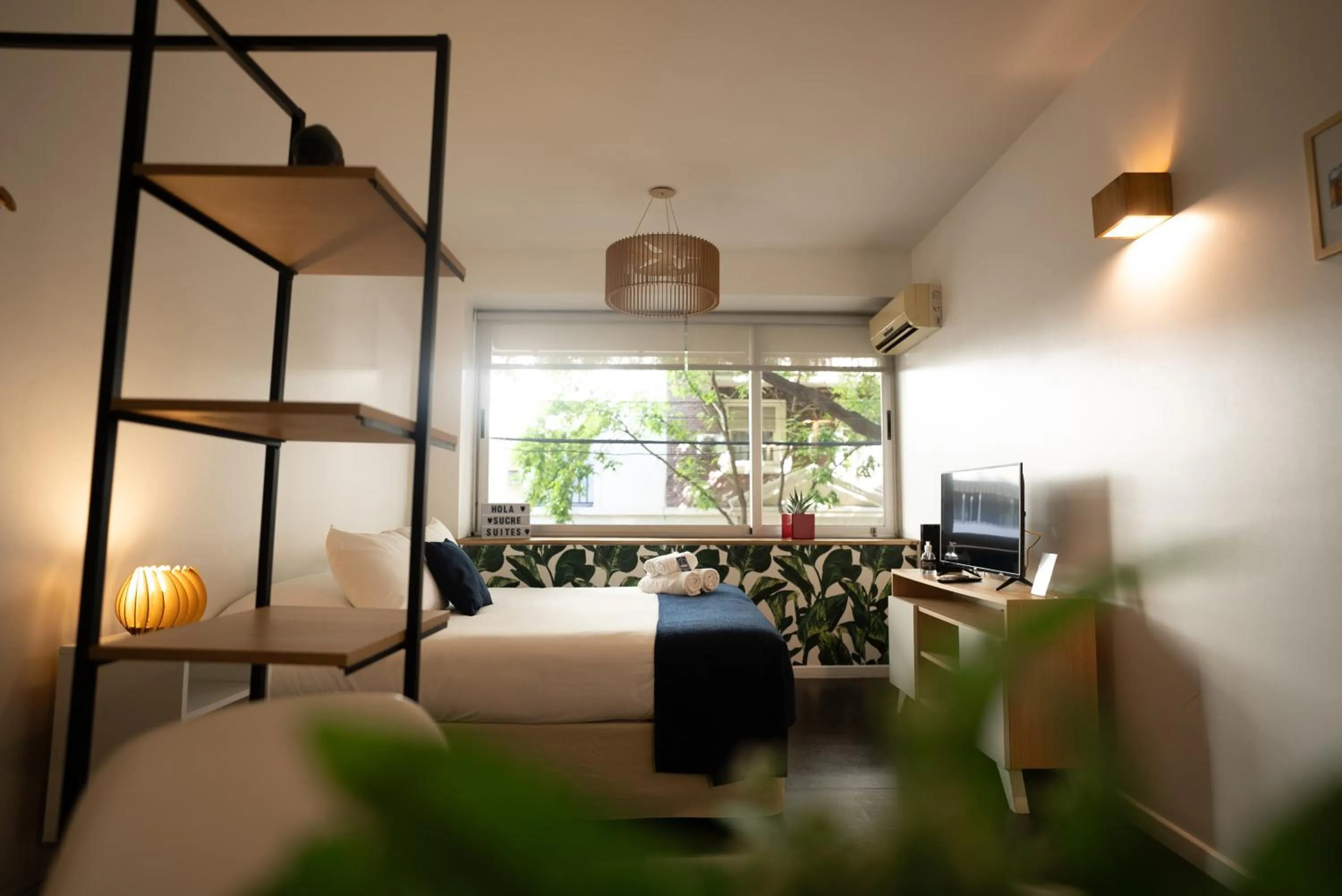 Photo of the whole room, Bed in Sucre Suites