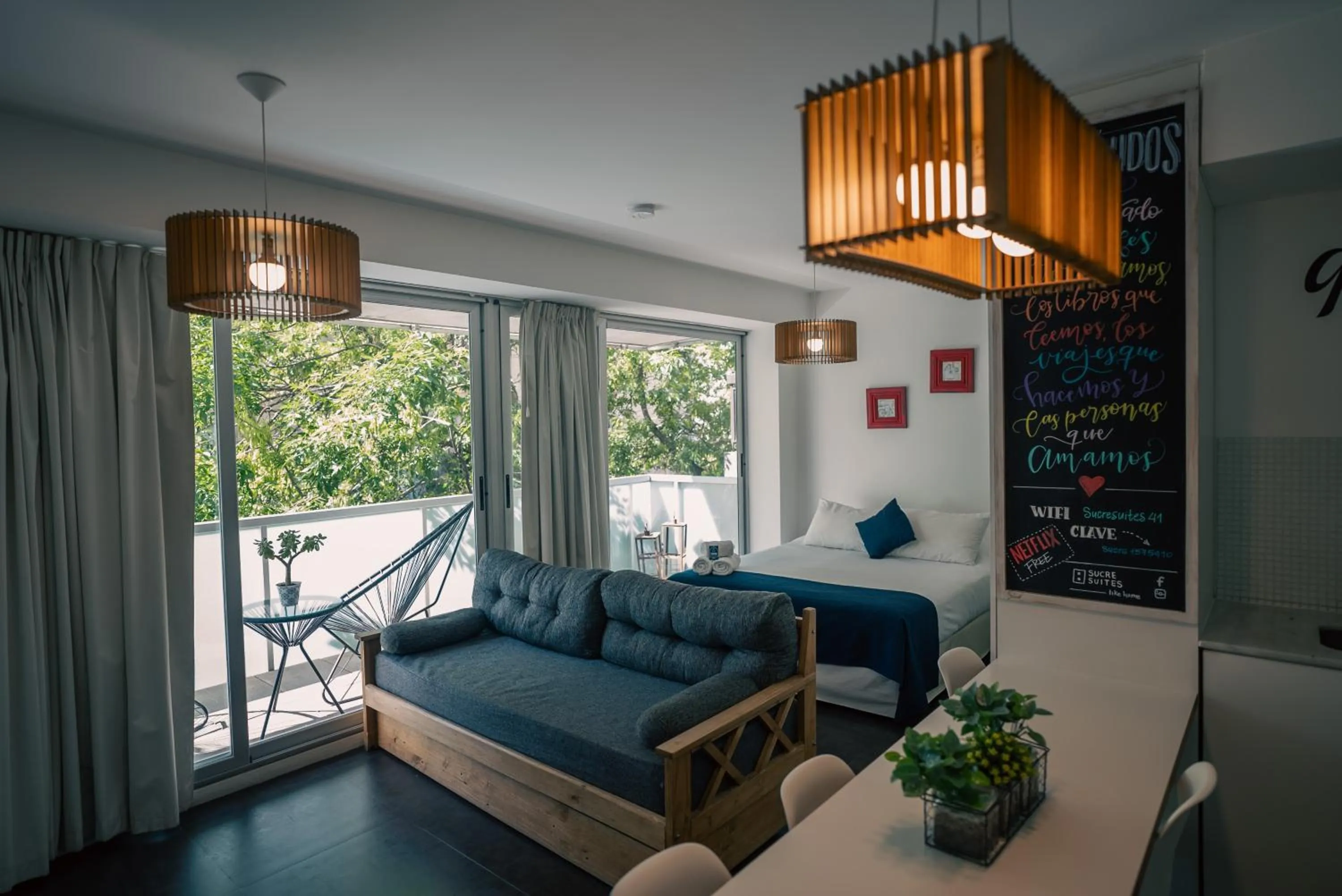 Photo of the whole room, Bed in Sucre Suites