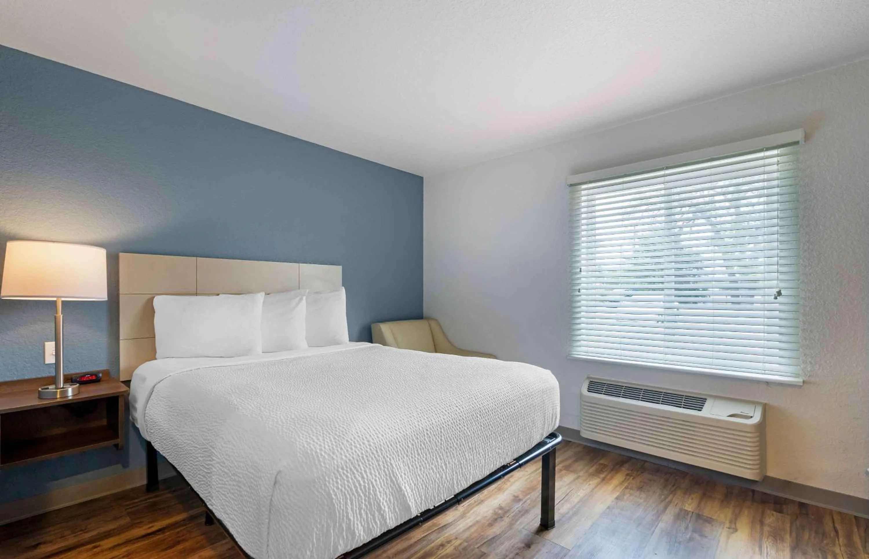 Bedroom, Bed in Extended Stay America Select Suites - Tampa - Northeast