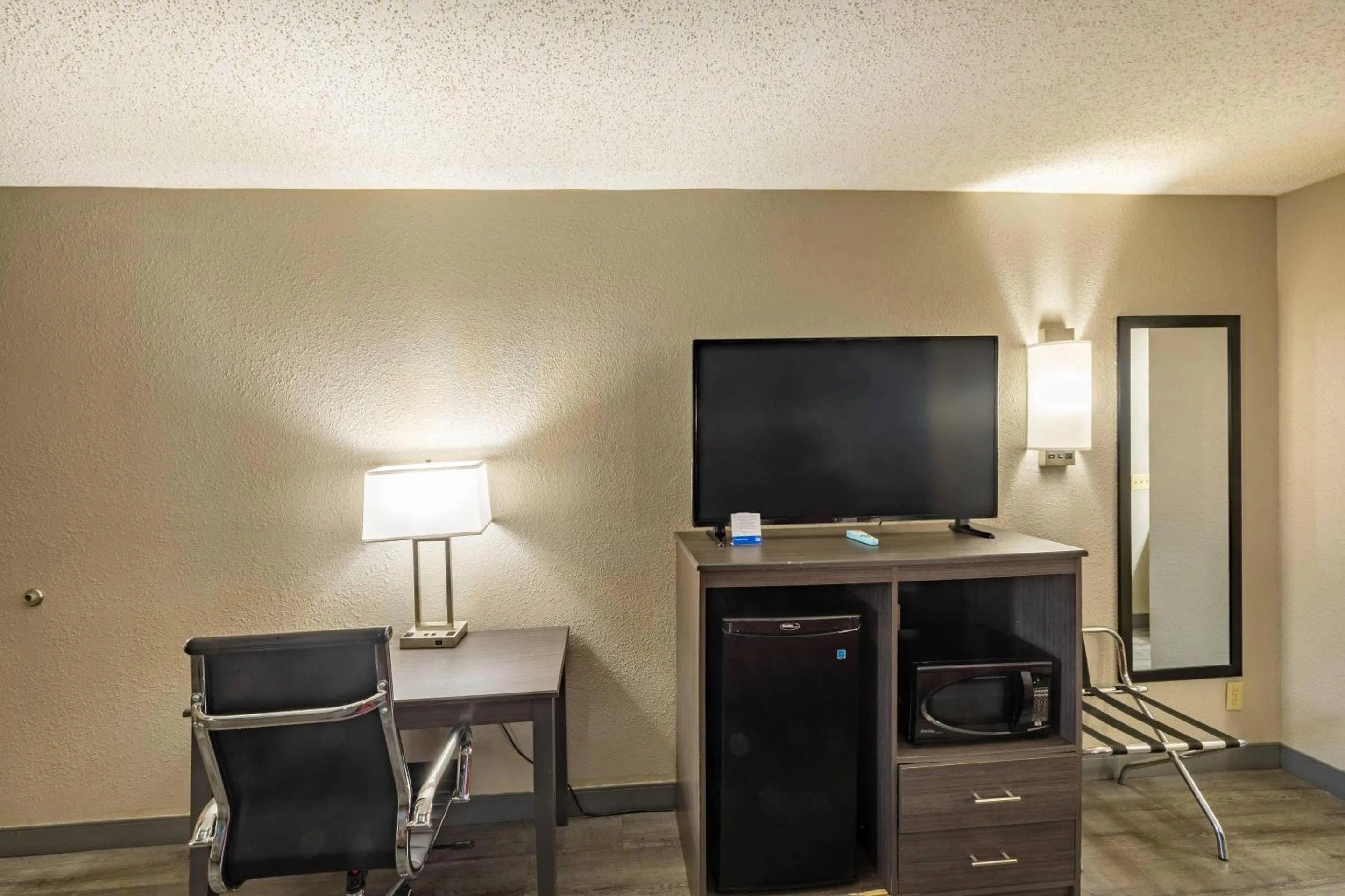 Bedroom in Rodeway Inn Prattville I-65