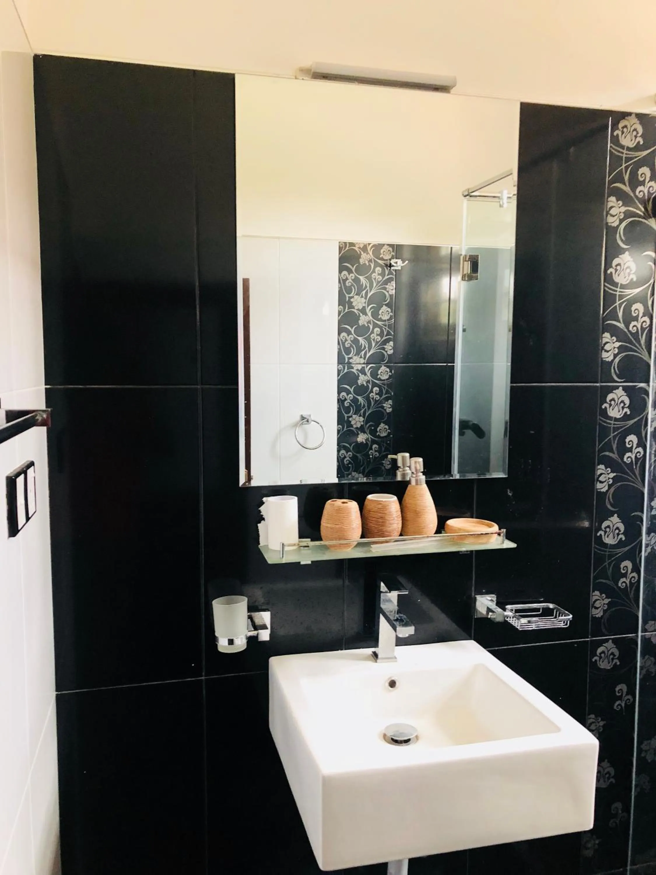 Bathroom in St CLAIRE'S GREEN Negombo Hotel & Hostels