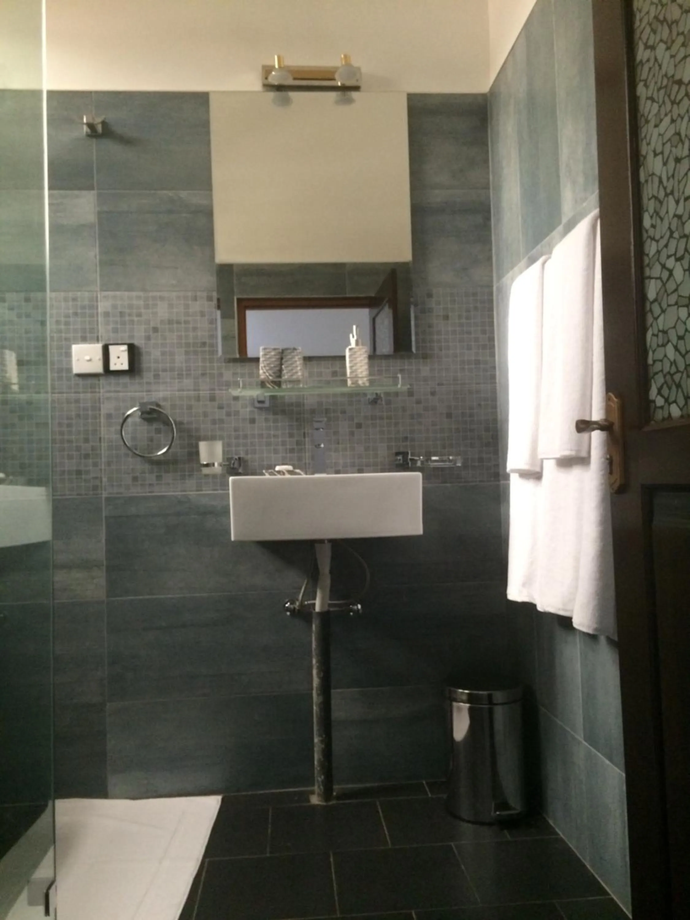 Bathroom in St CLAIRE'S GREEN Negombo Hotel & Hostels