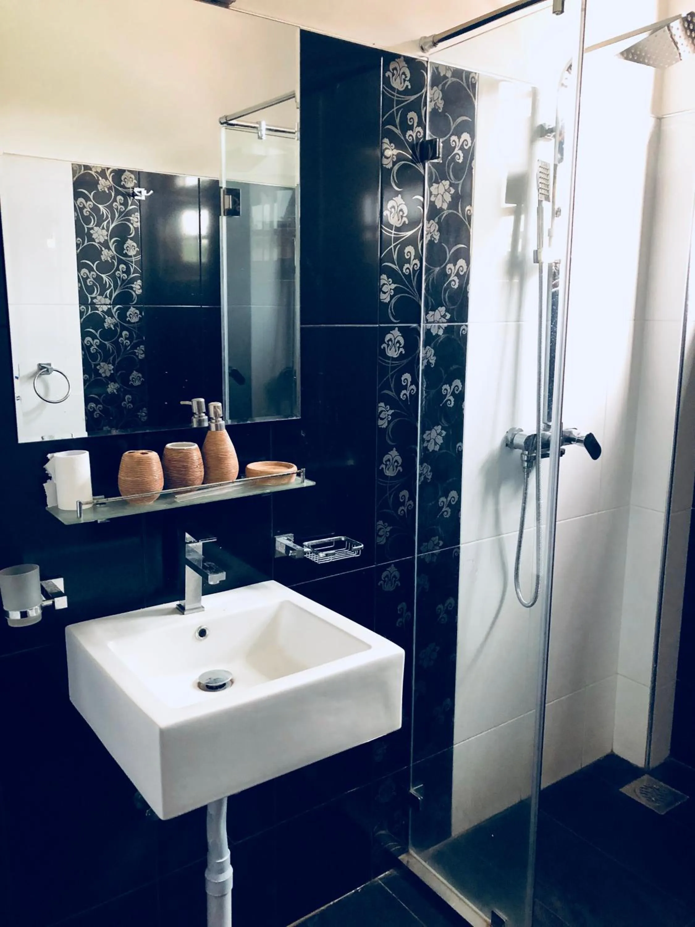 Bathroom in St CLAIRE'S GREEN Negombo Hotel & Hostels