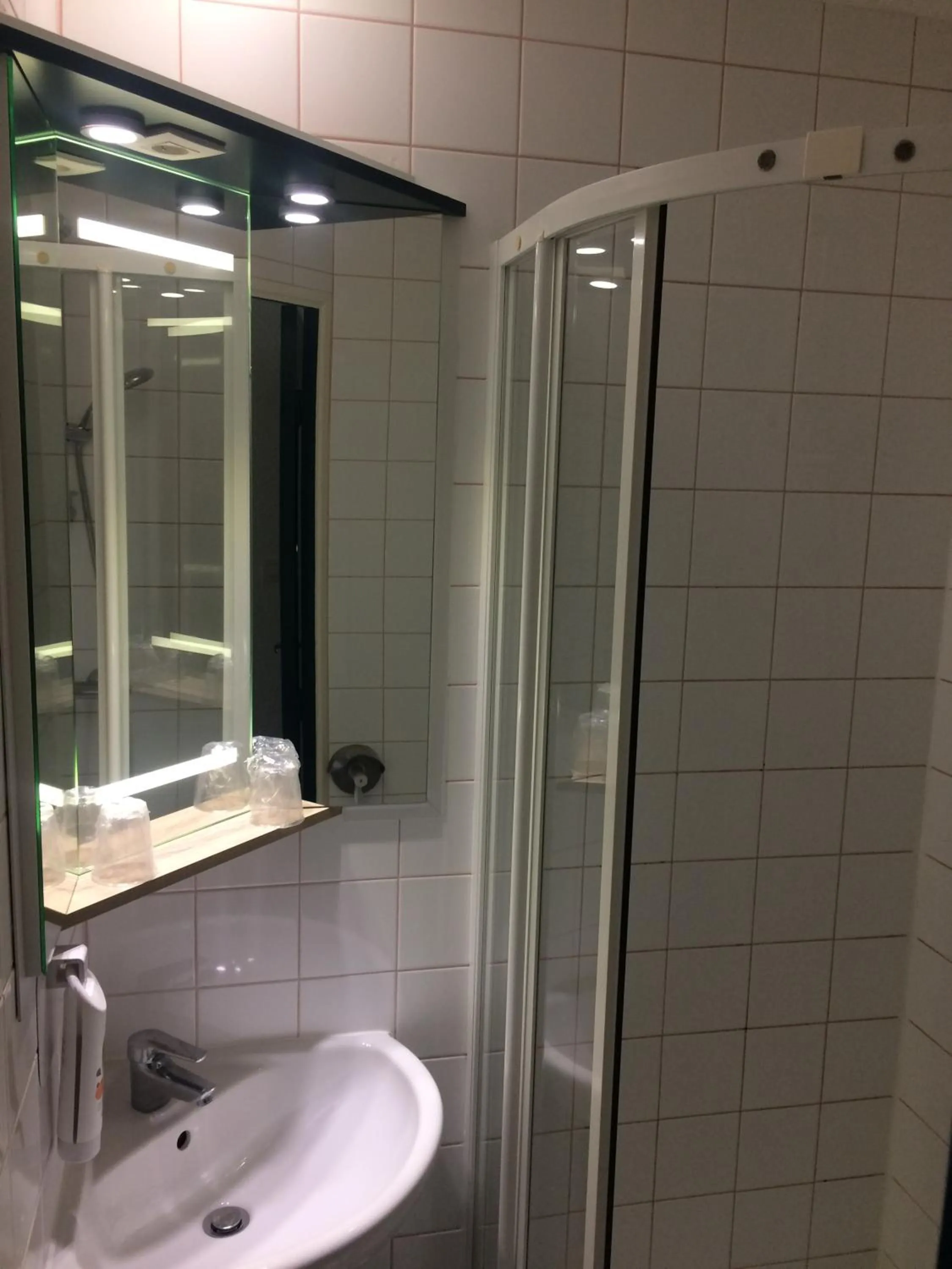 Bathroom in ibis Styles Rouen Val De Reuil