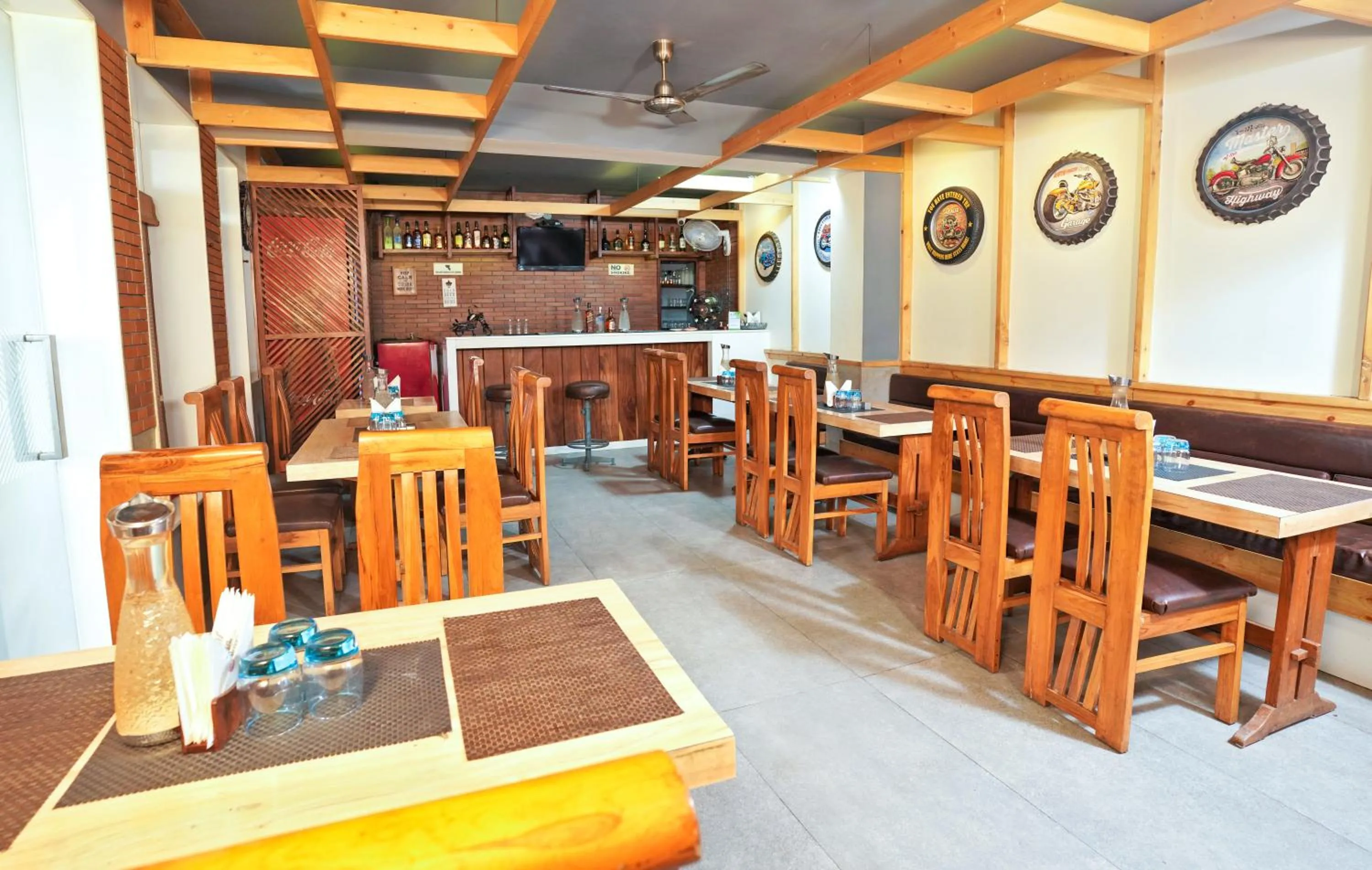 Restaurant/places to eat in Mayur Hotel Bar And Restaurant
