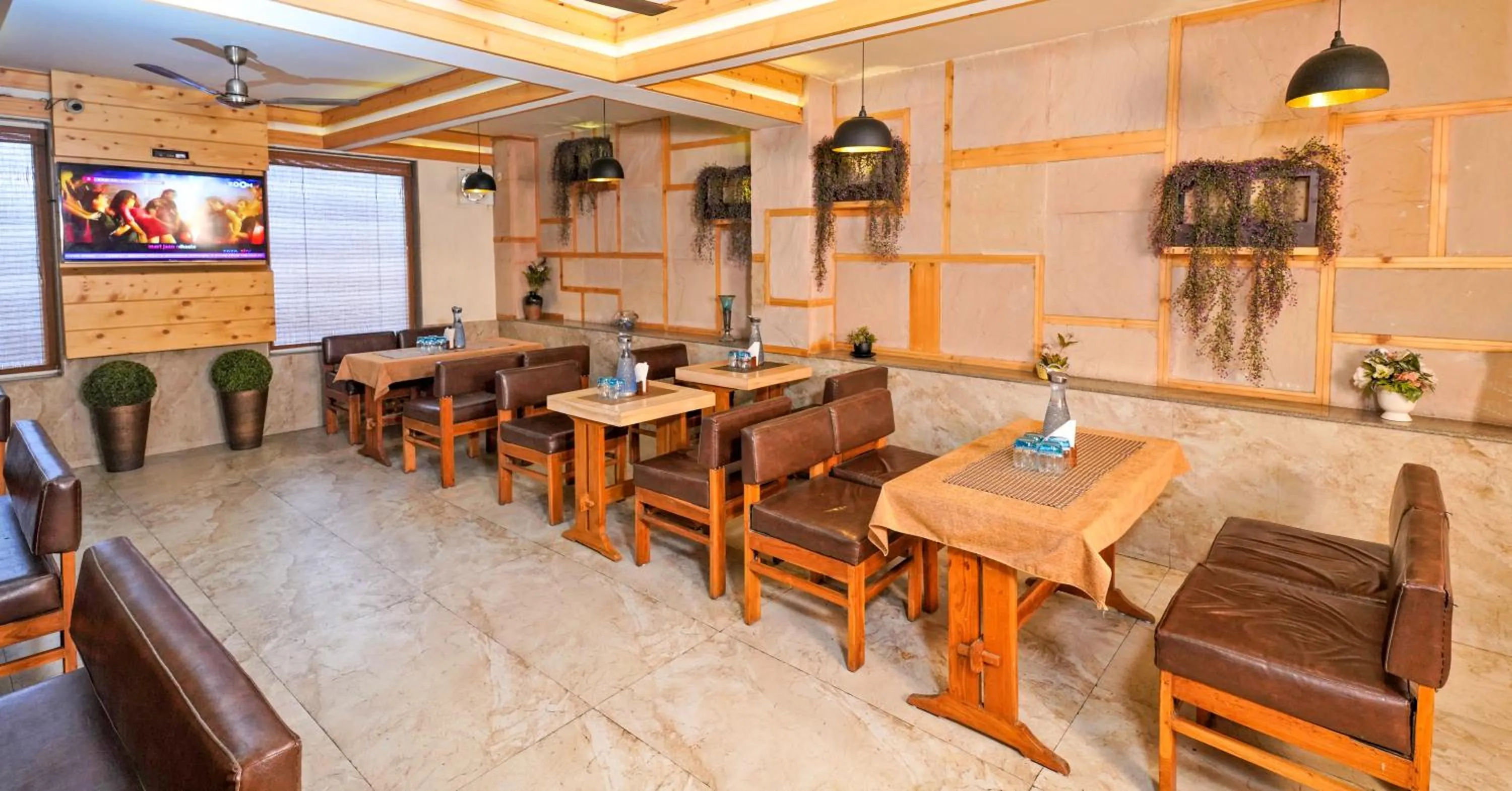 Restaurant/places to eat in Mayur Hotel Bar And Restaurant
