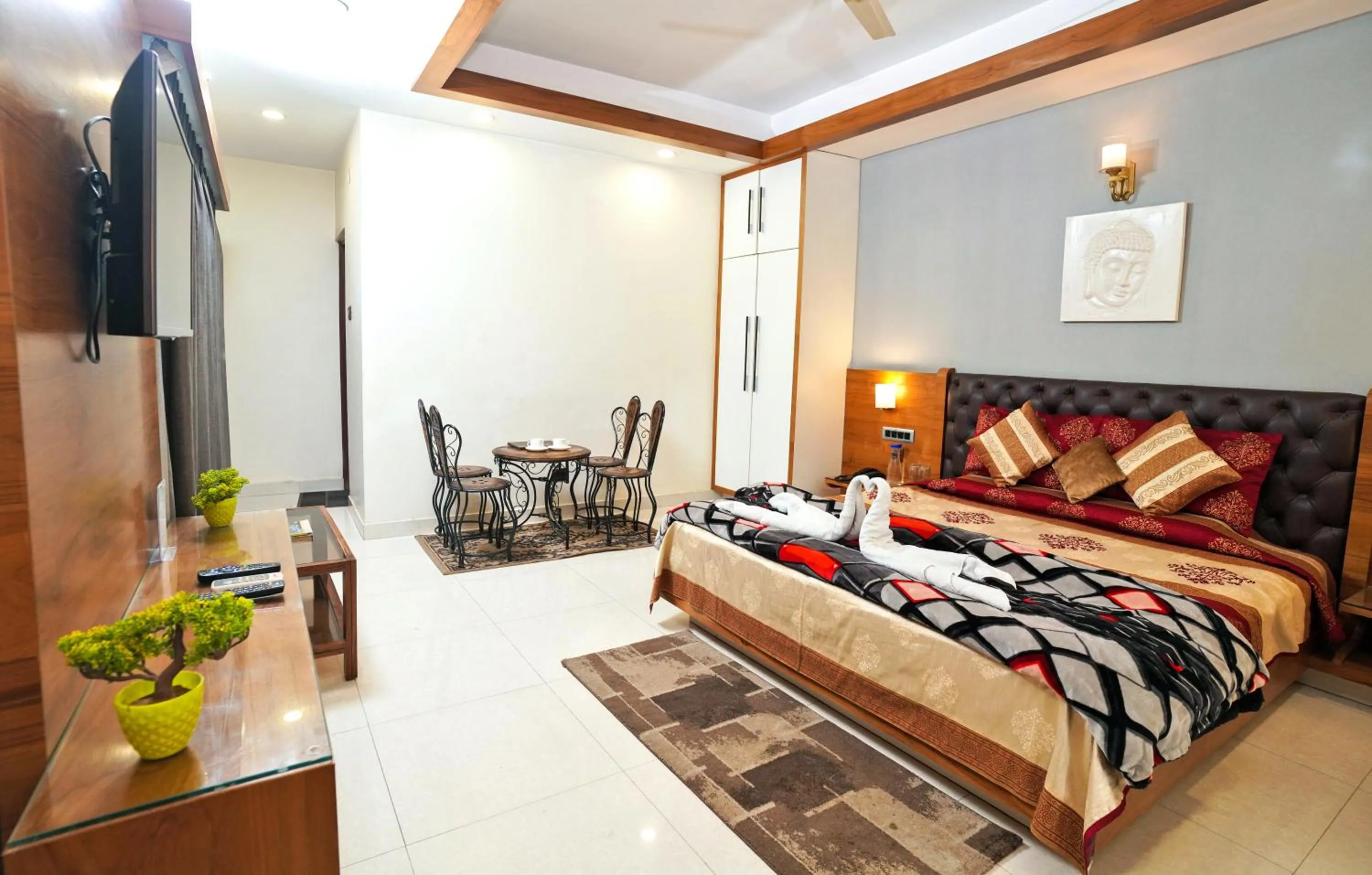 Living room, Bed in Mayur Hotel Bar And Restaurant