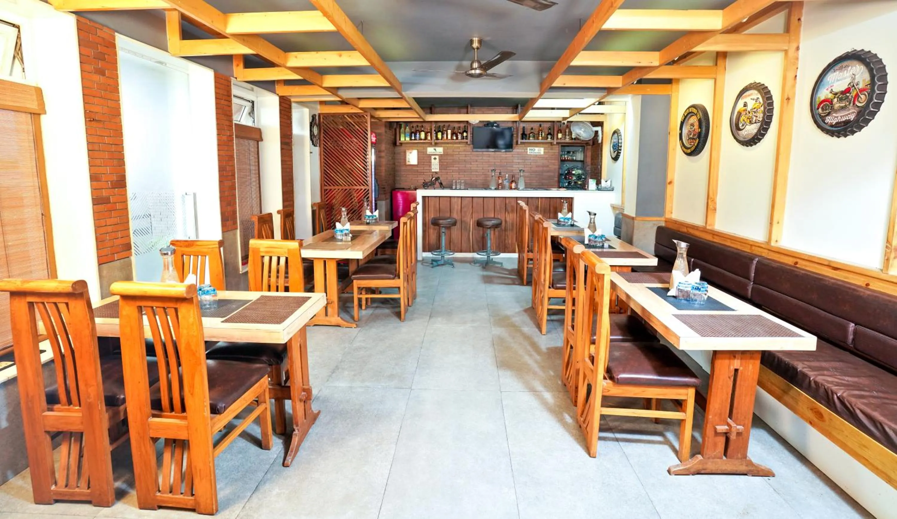 Restaurant/places to eat in Mayur Hotel Bar And Restaurant