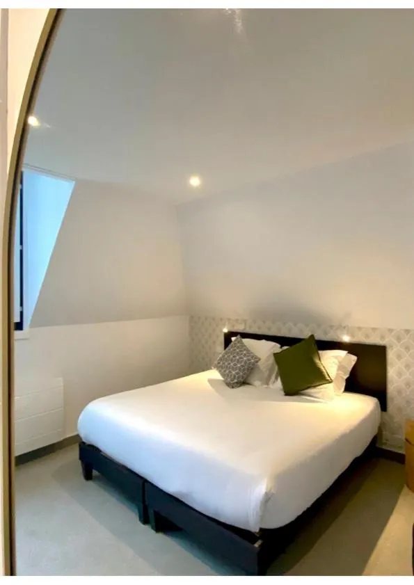 Bed in Hotel de France