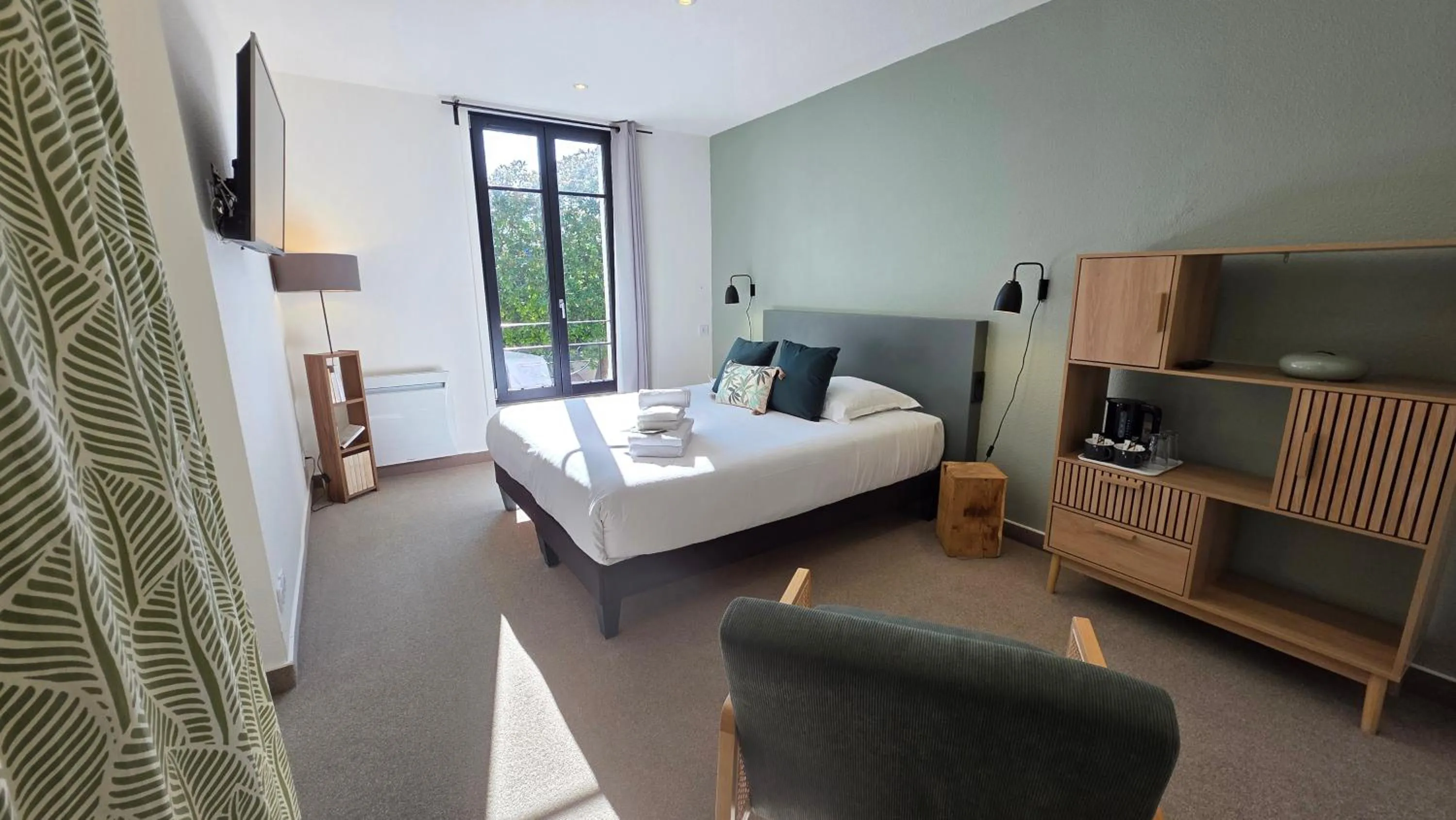 Photo of the whole room, Bed in Hotel de France