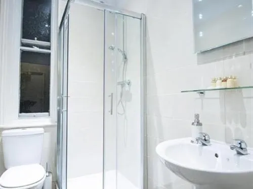 Bathroom in Parkwood Hotel