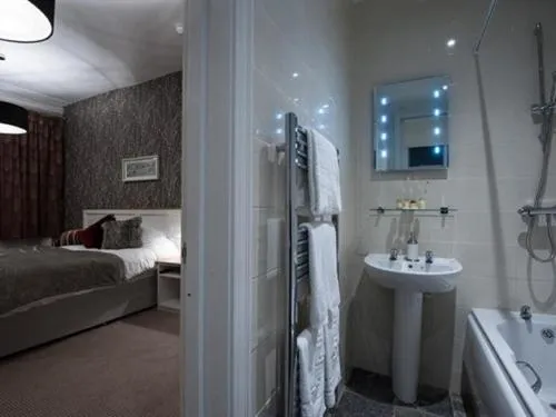 Bathroom, Bed in Parkwood Hotel