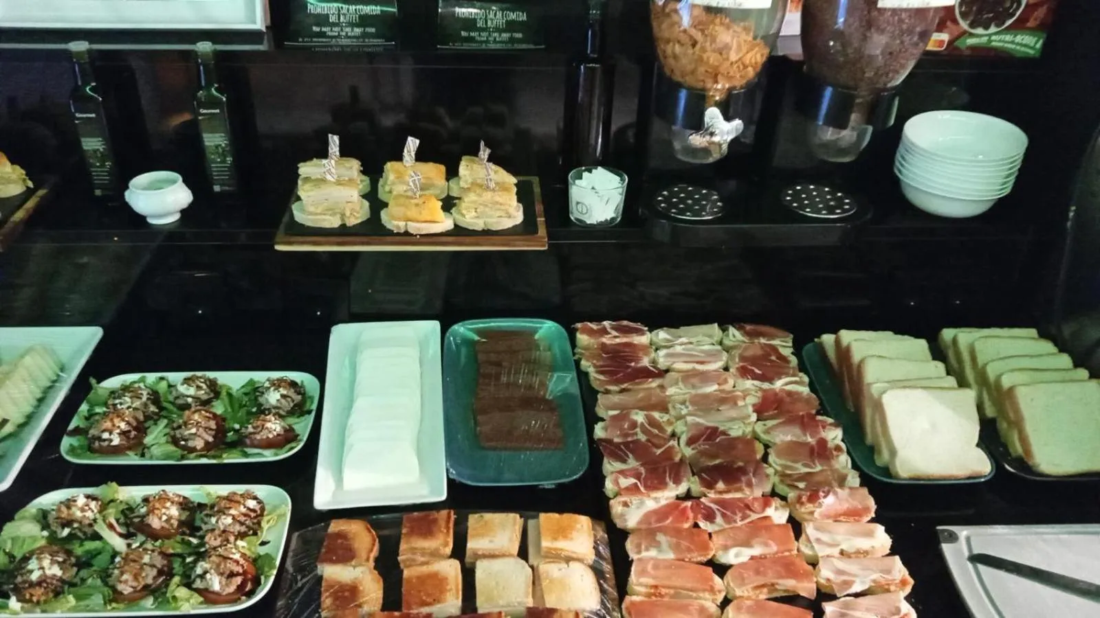 Buffet breakfast in Hotel Confort BRASEROS