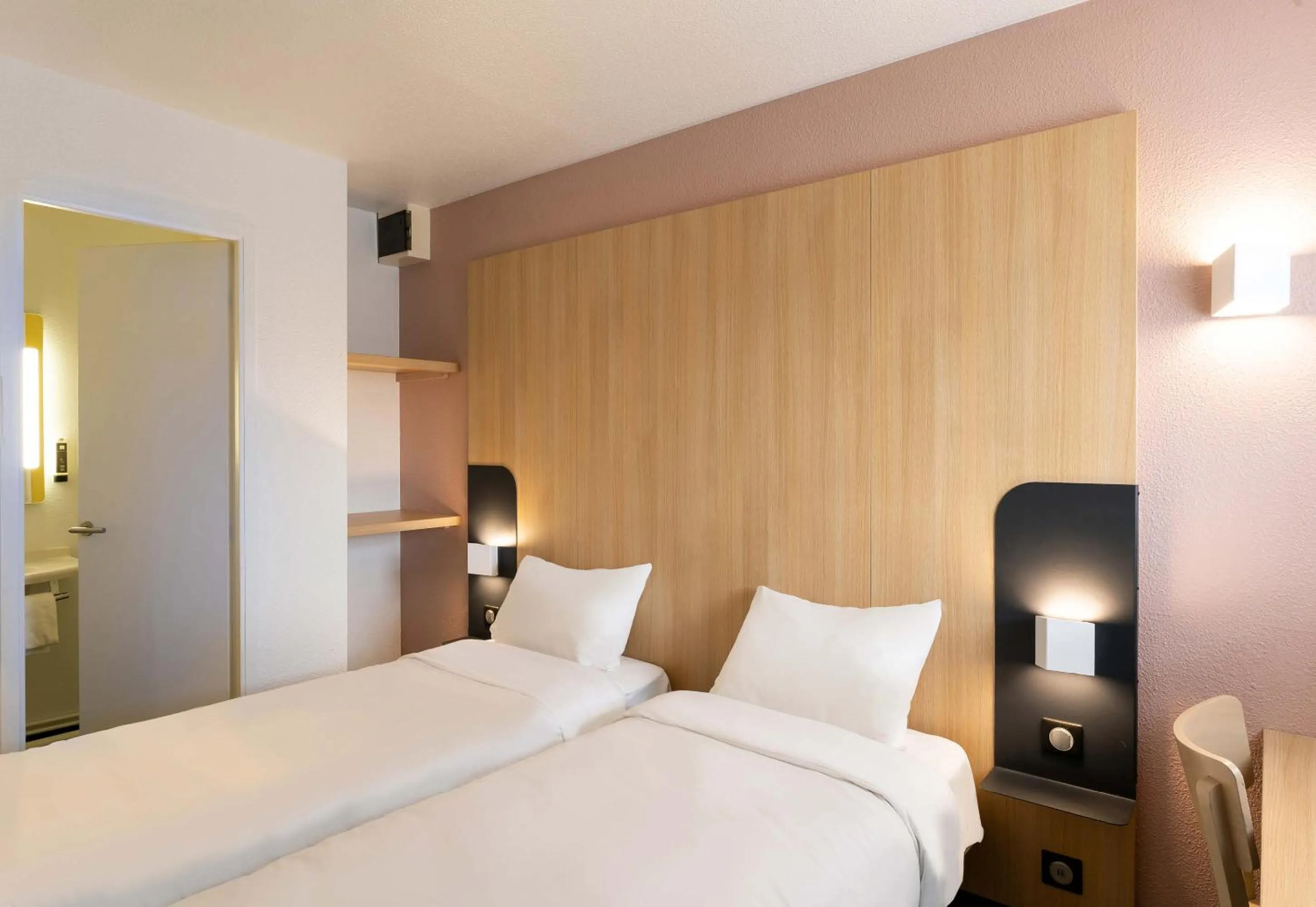 Bed in B&B HOTEL Lorient Lanester