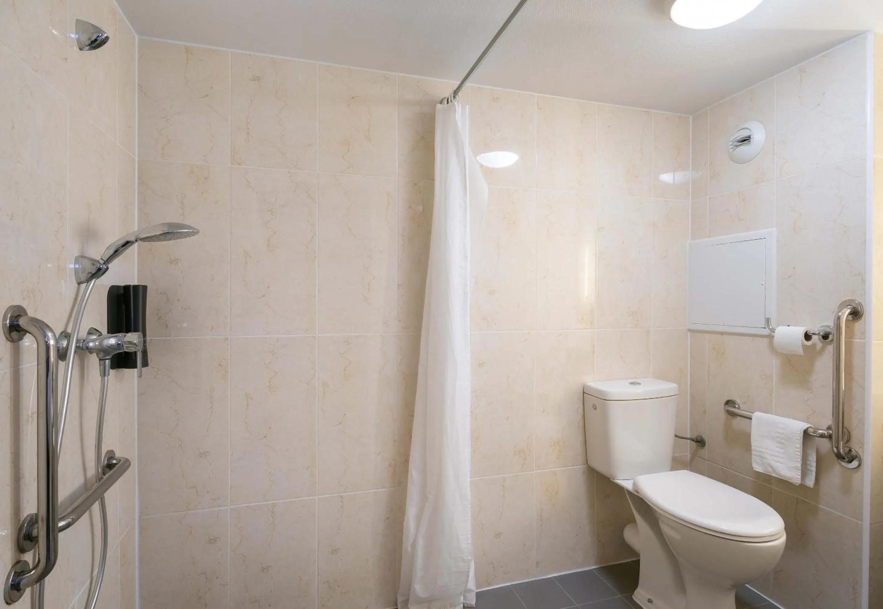 Bathroom in B&B HOTEL Lorient Lanester