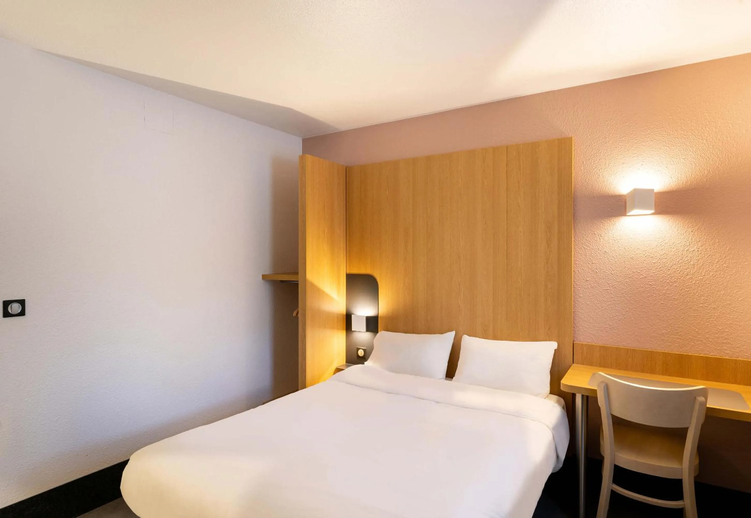 Bed in B&B HOTEL Lorient Lanester