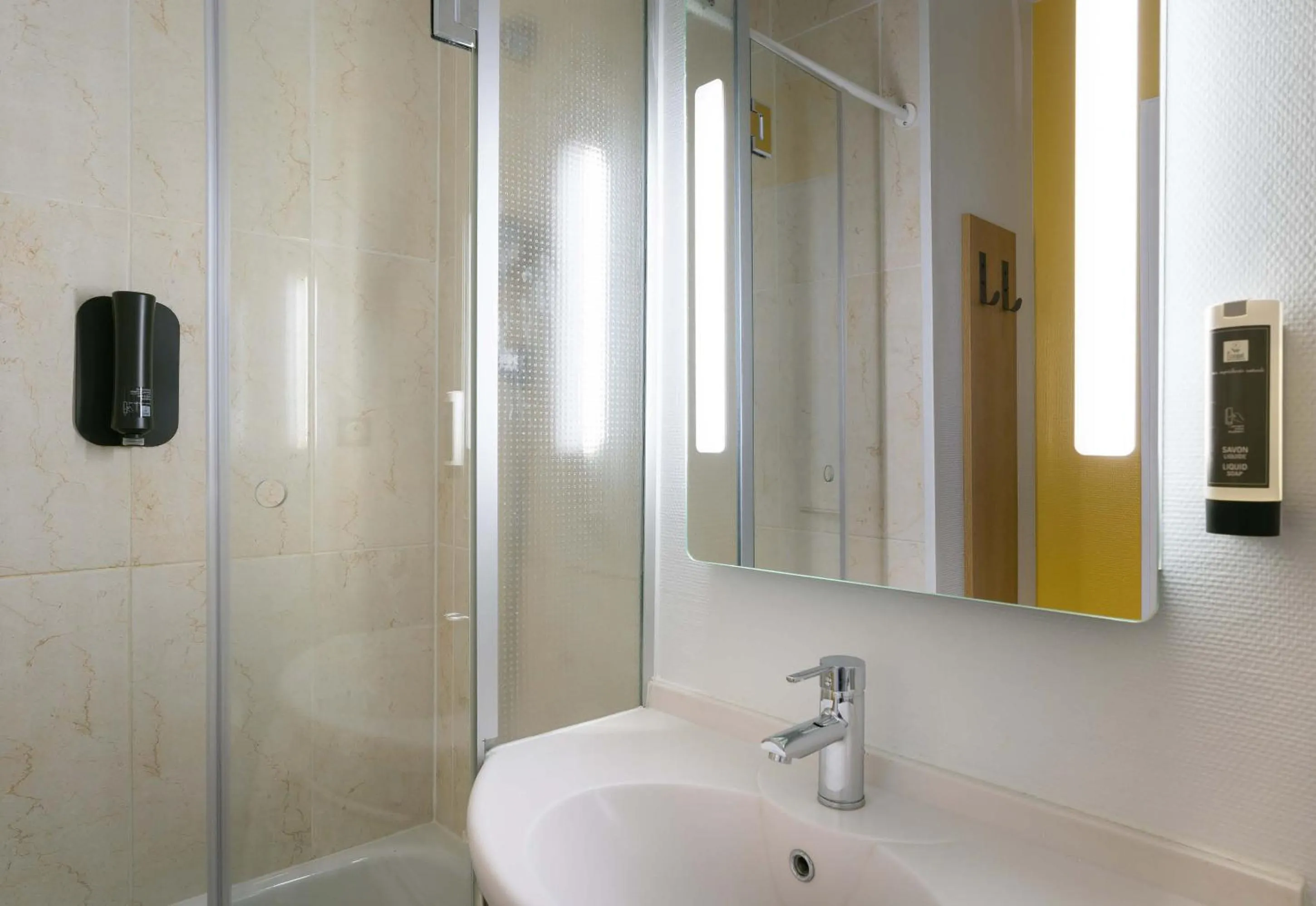 Bathroom in B&B HOTEL Lorient Lanester