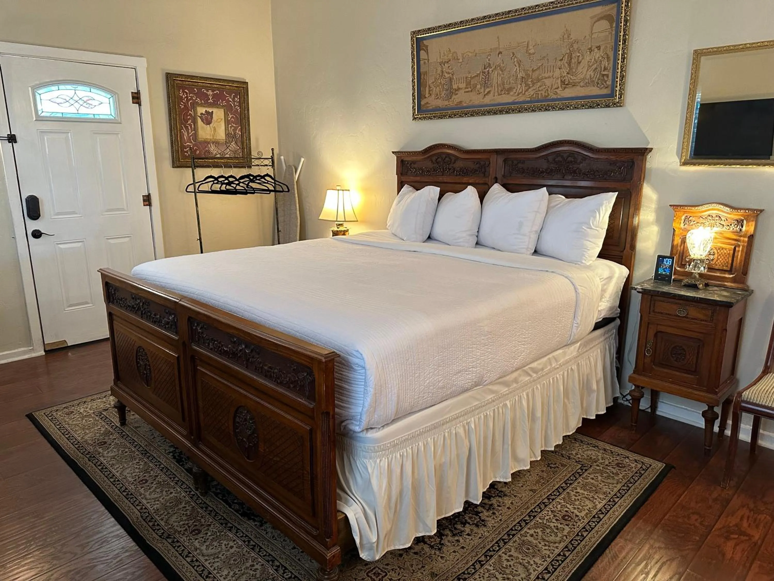 Bedroom, Bed in El Amador Inn Downtown Tucson