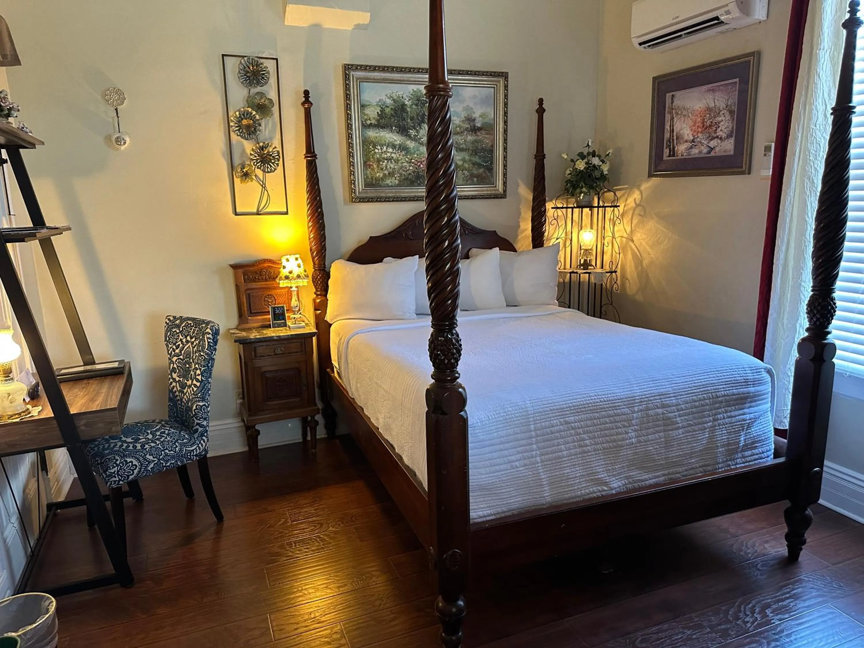 Bedroom, Bed in El Amador Inn Downtown Tucson