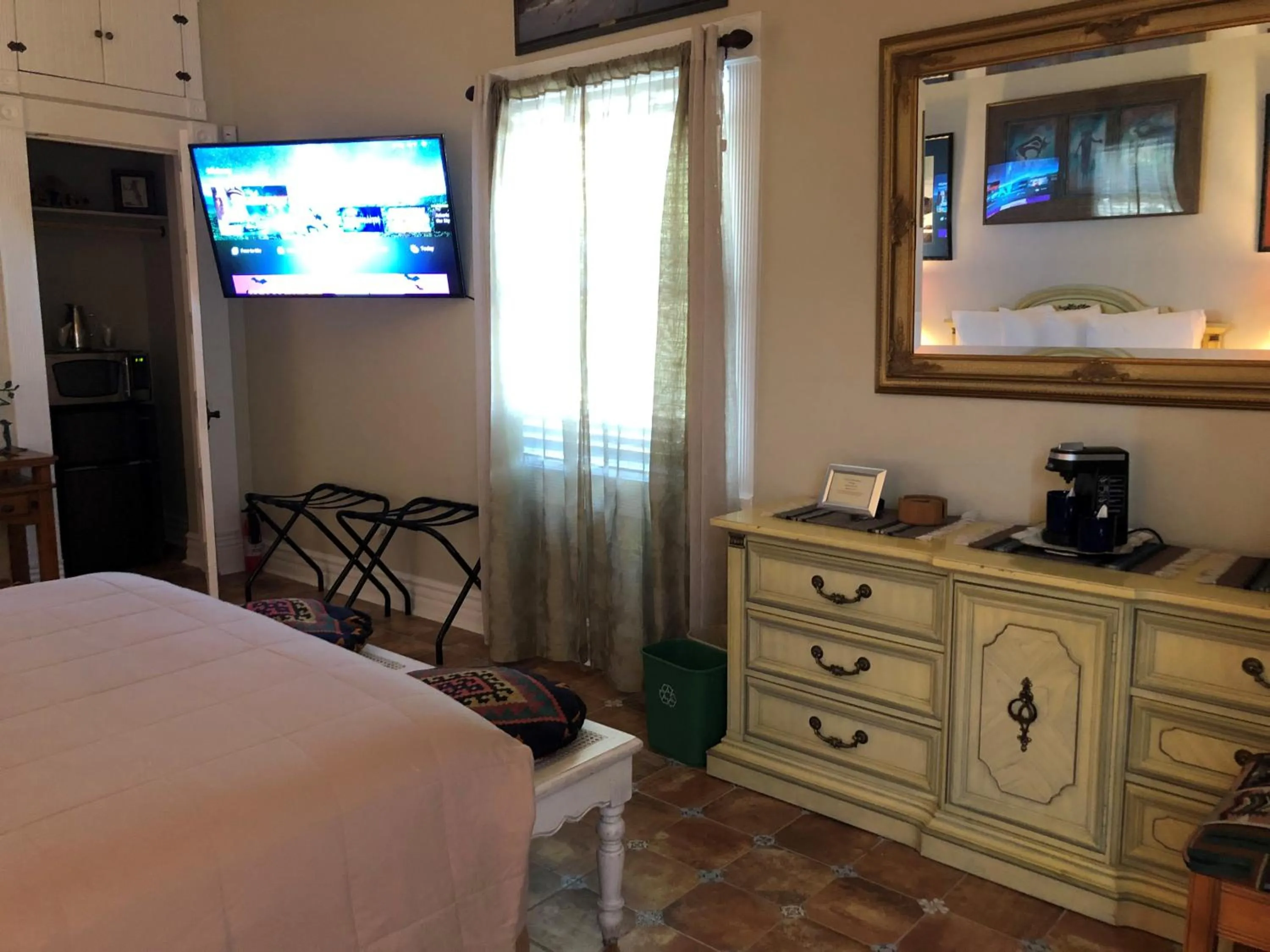 Bedroom, Bed in El Amador Inn Downtown Tucson