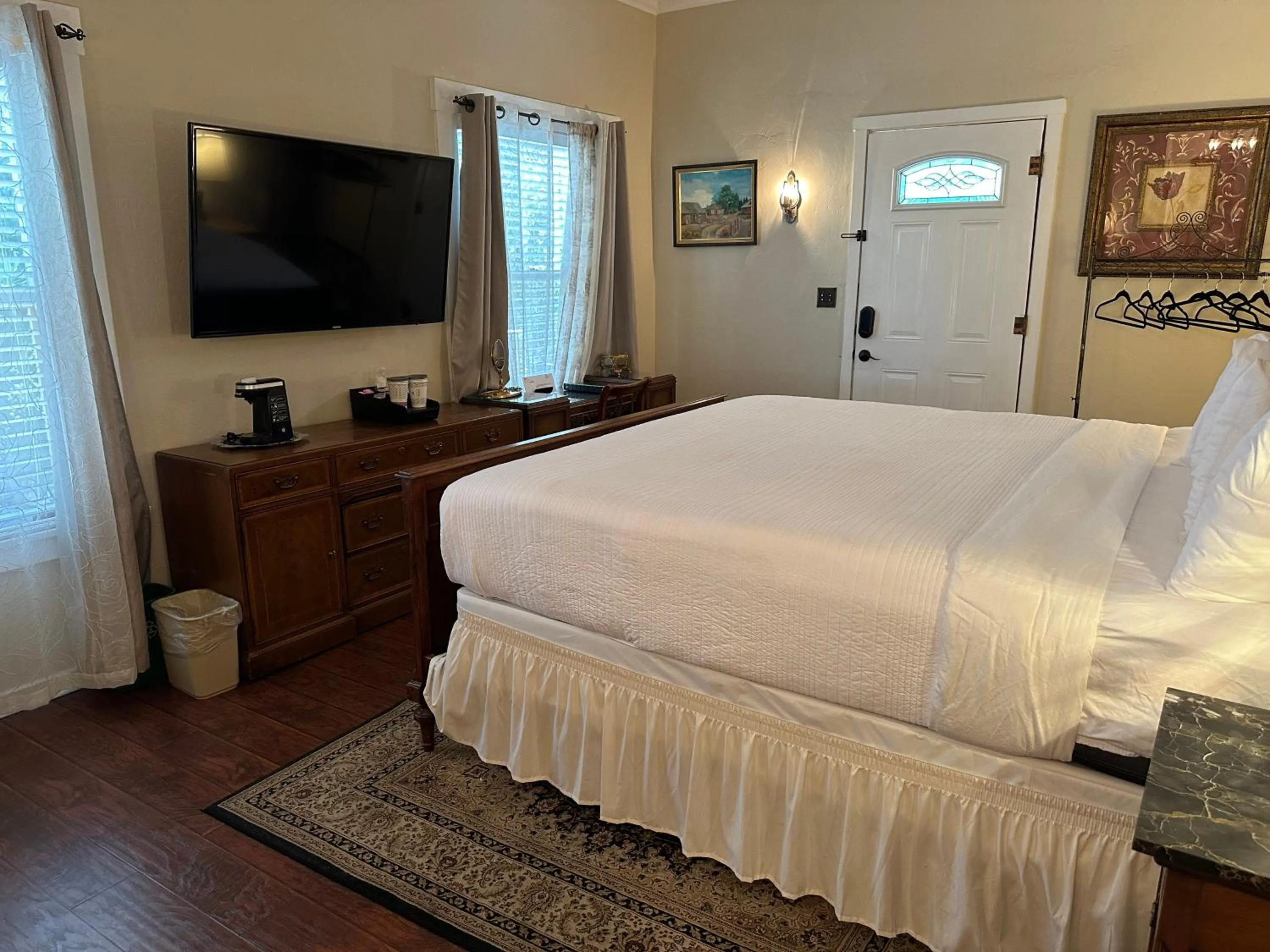 Bedroom, Bed in El Amador Inn Downtown Tucson