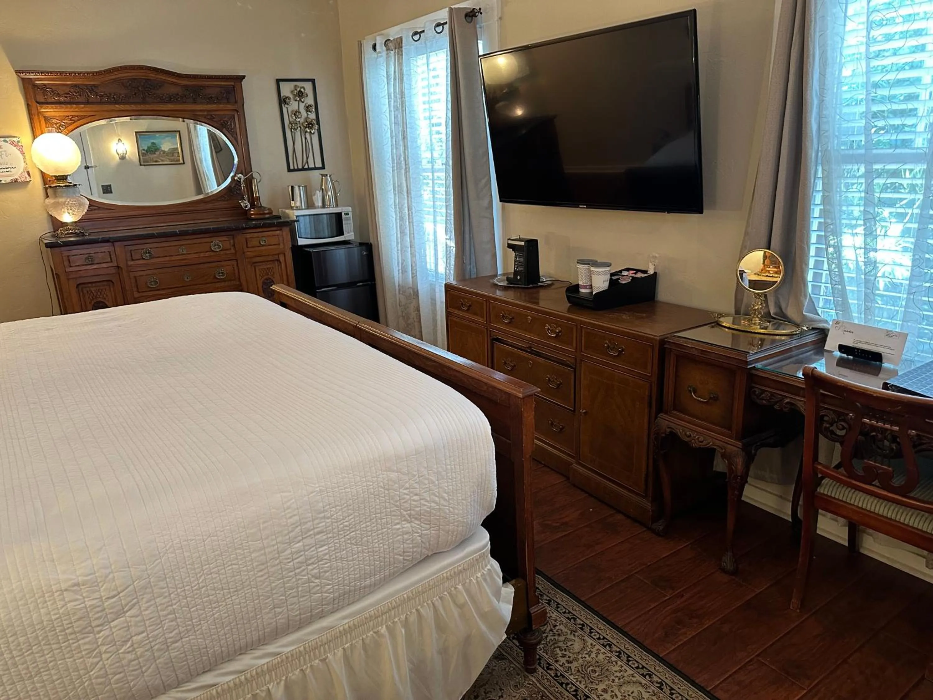 TV and multimedia, Bed in El Amador Inn Downtown Tucson