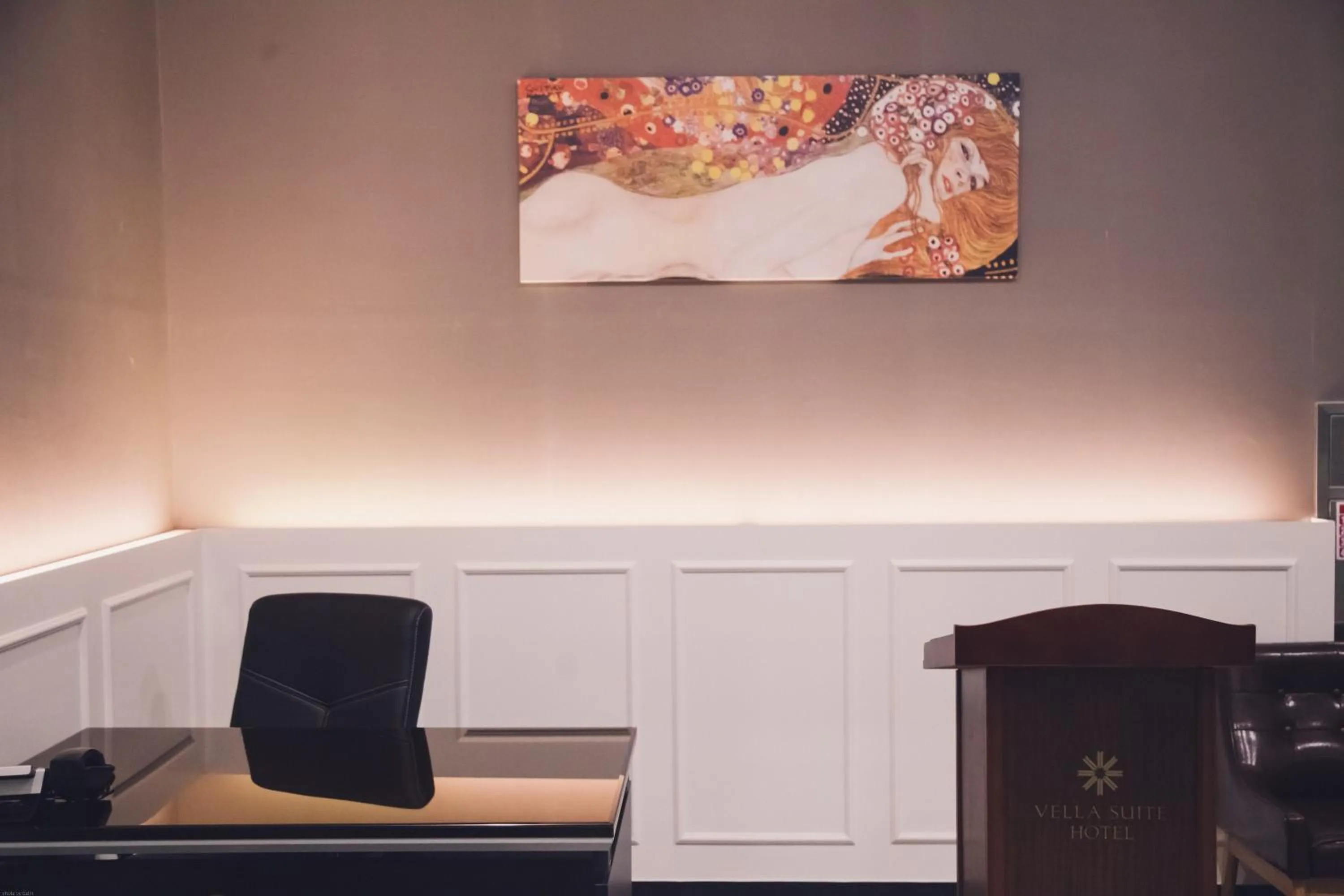 Communal lounge/ TV room in Vella Suite Hotel