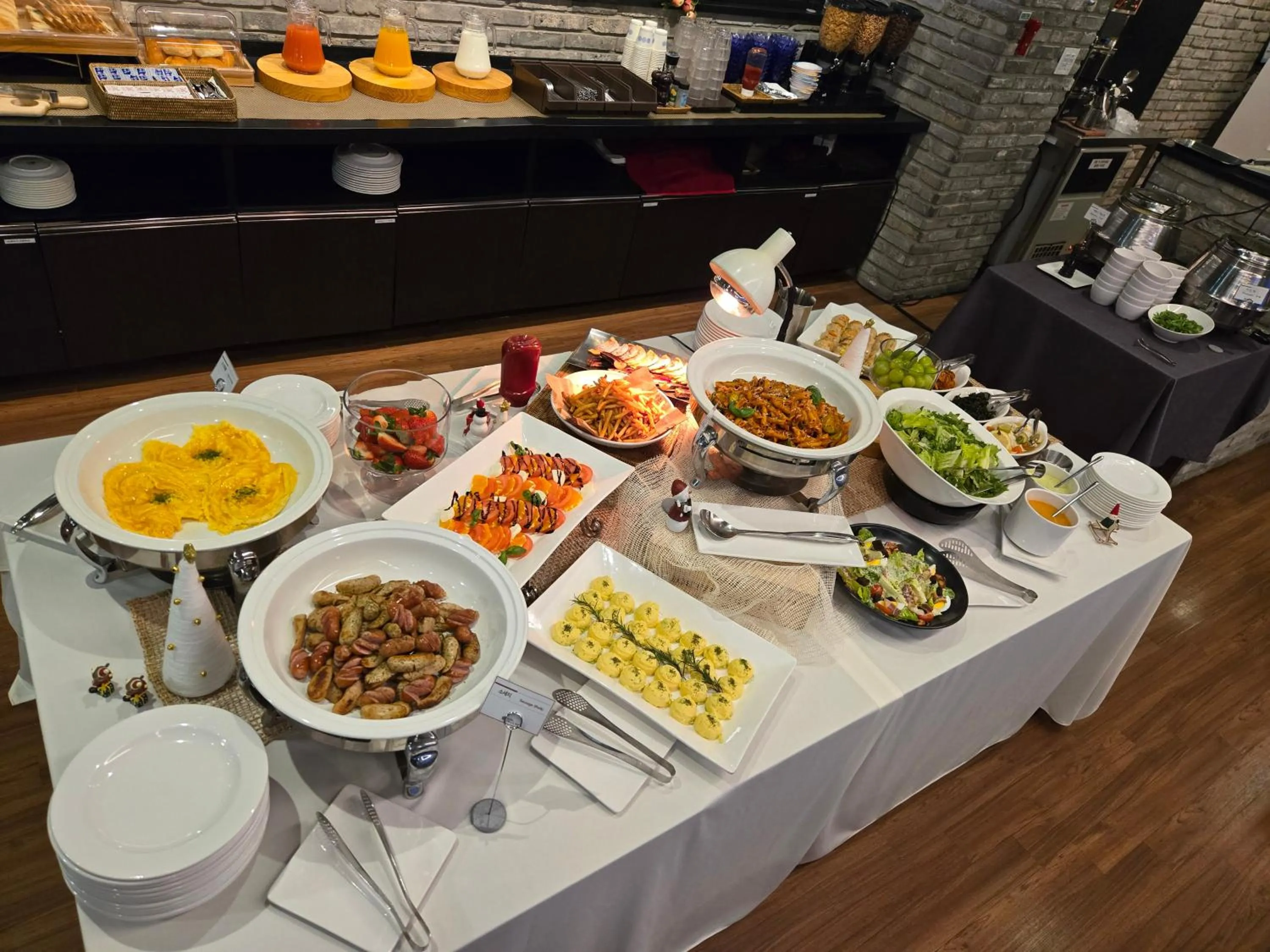 Restaurant/places to eat in Vella Suite Hotel