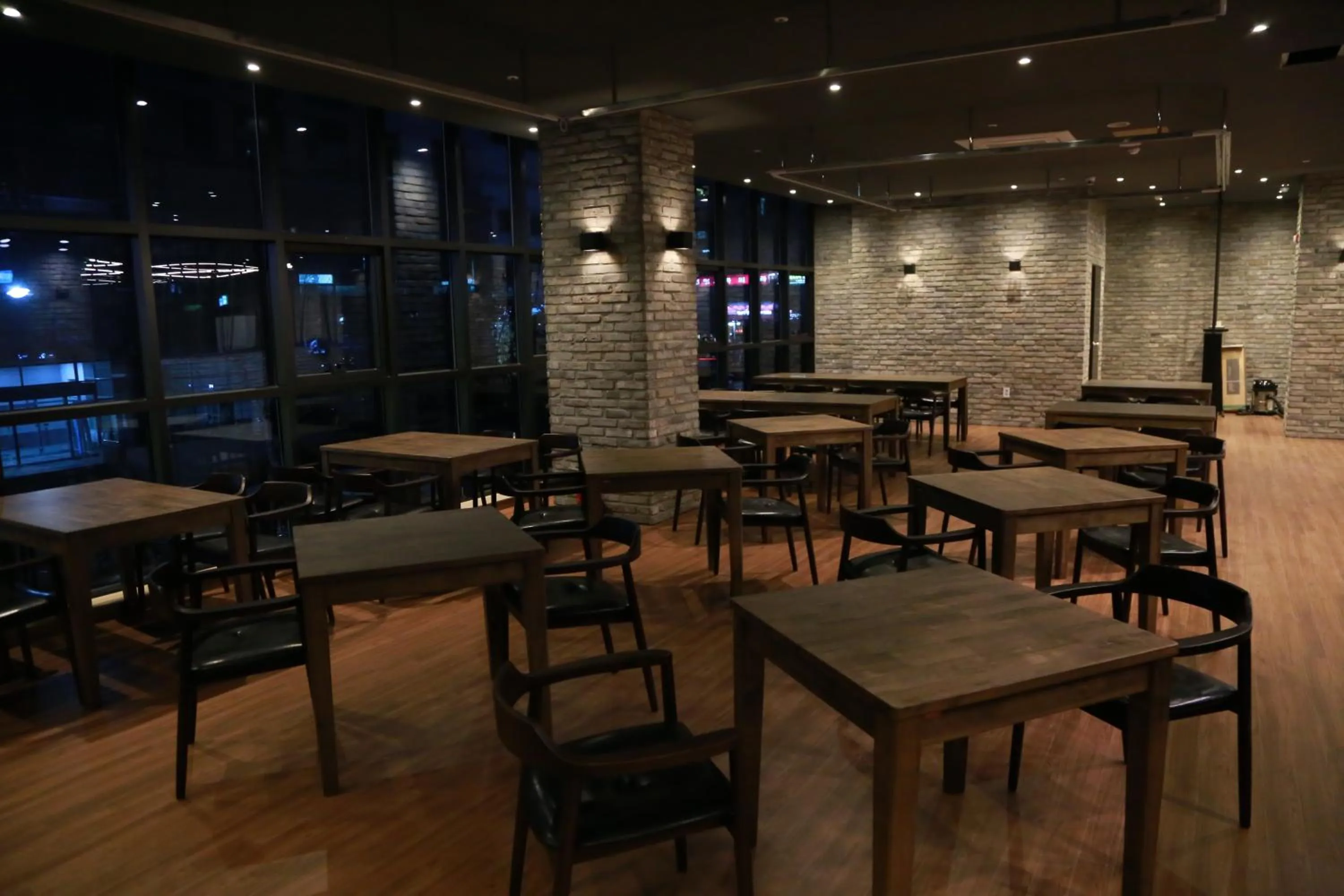 Restaurant/places to eat in Vella Suite Hotel