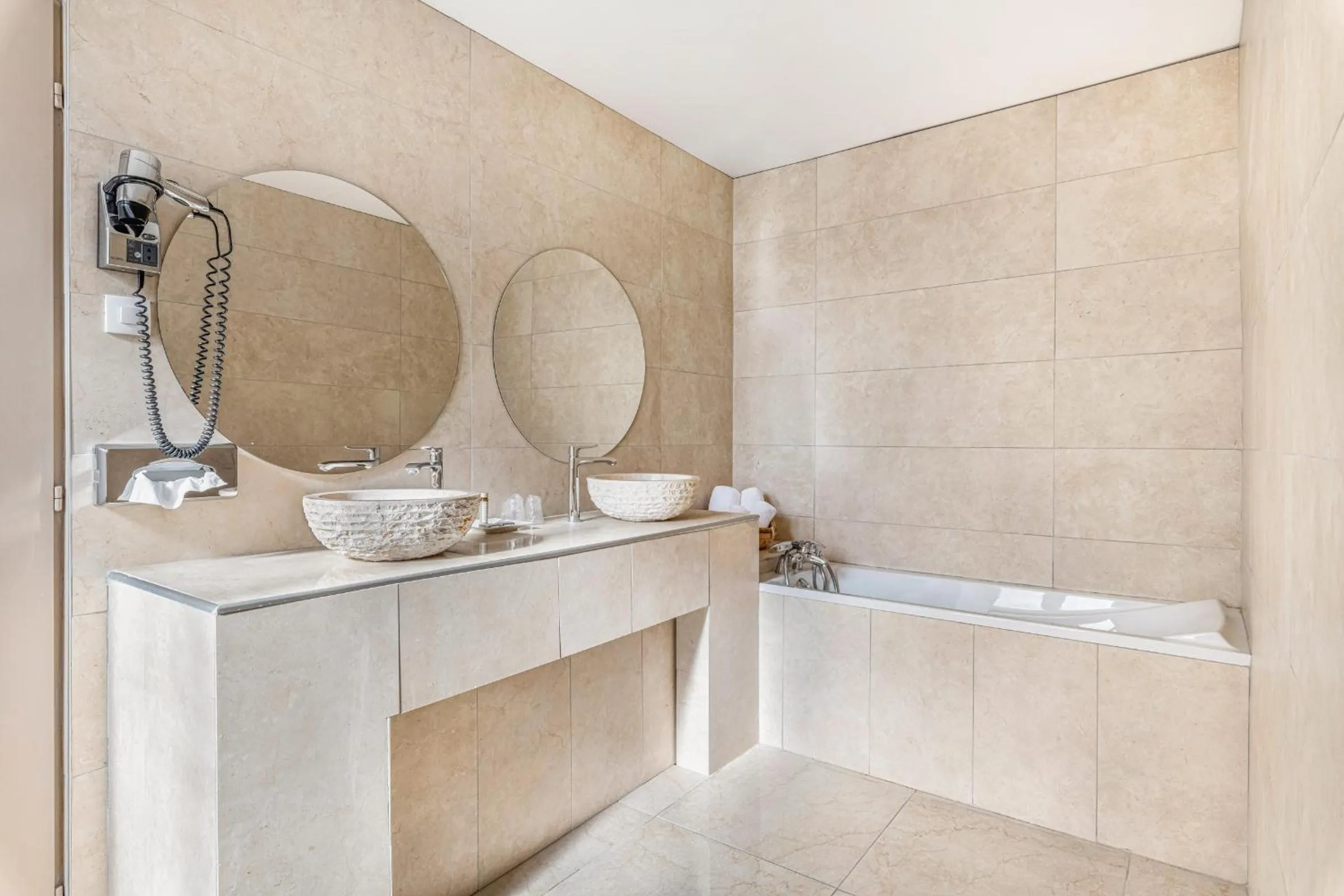 Shower in Hôtel Terminus