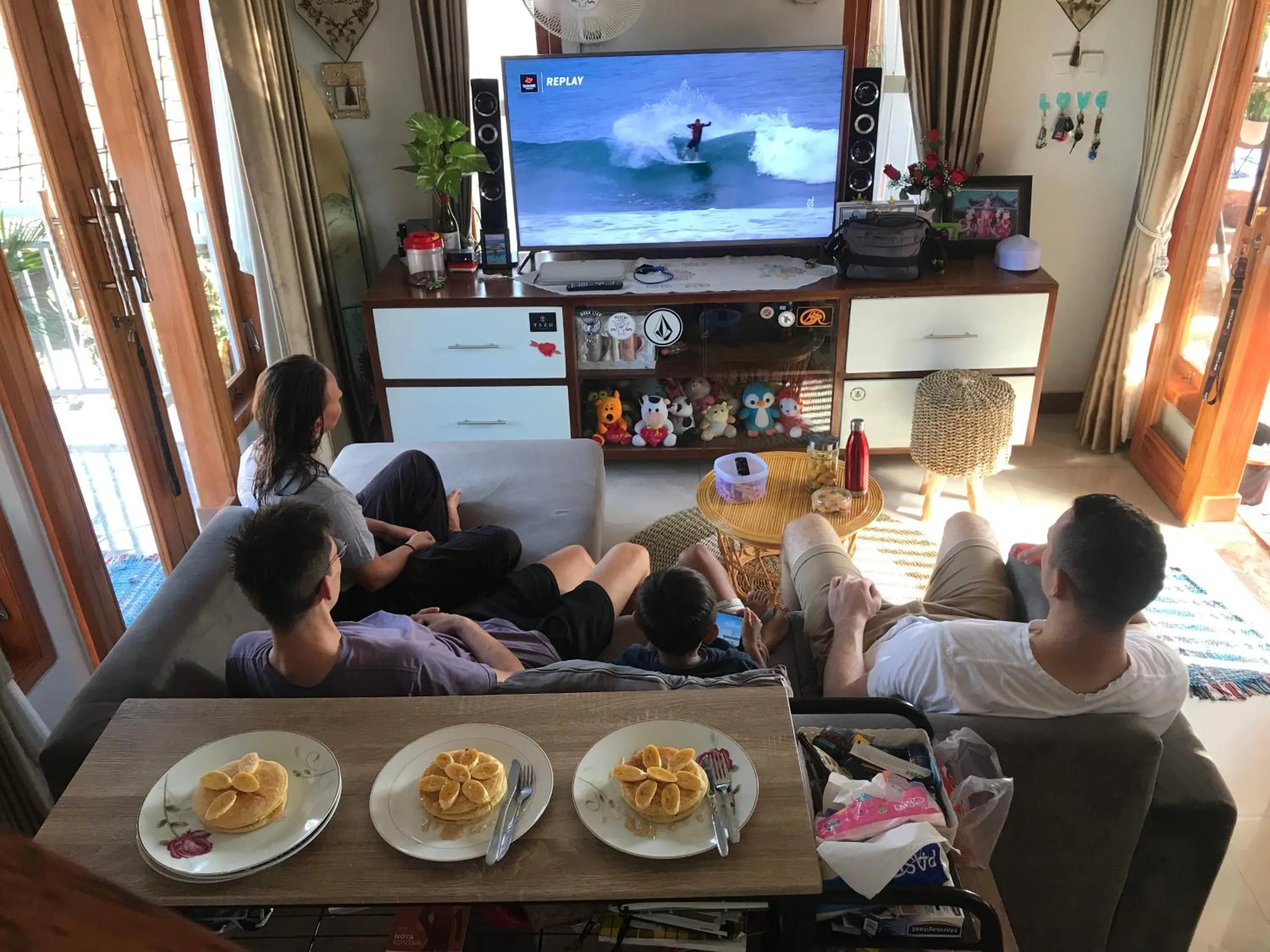 Communal lounge/ TV room in Medewi Secret SurfCamp