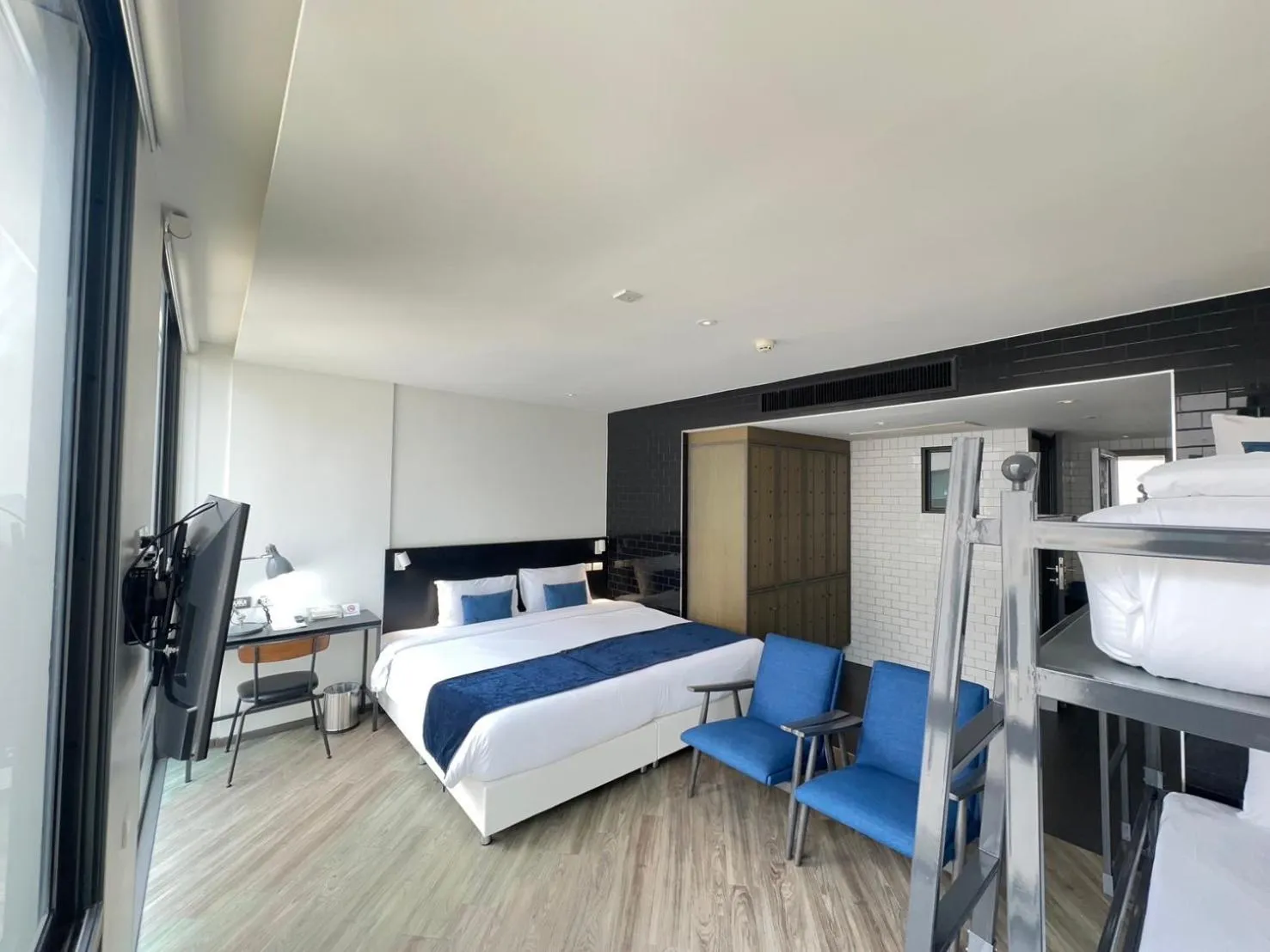 Photo of the whole room, Bed in Klub Hotel Bangkok