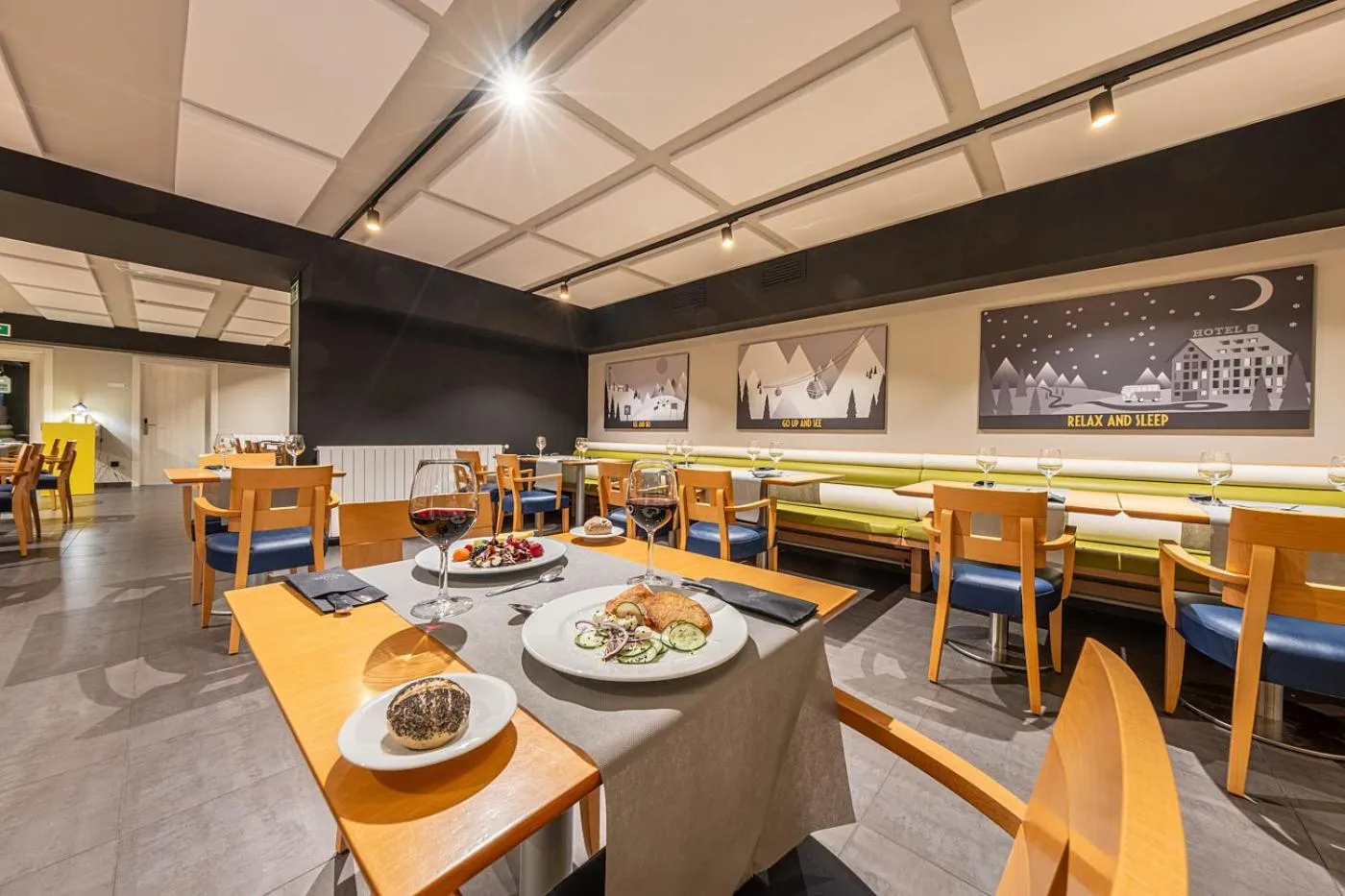 Restaurant/places to eat in Hotel Cristina