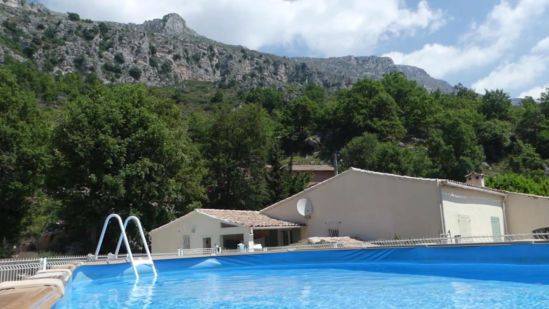 Pool view in Villa Regain Chambres et table d'hôtes