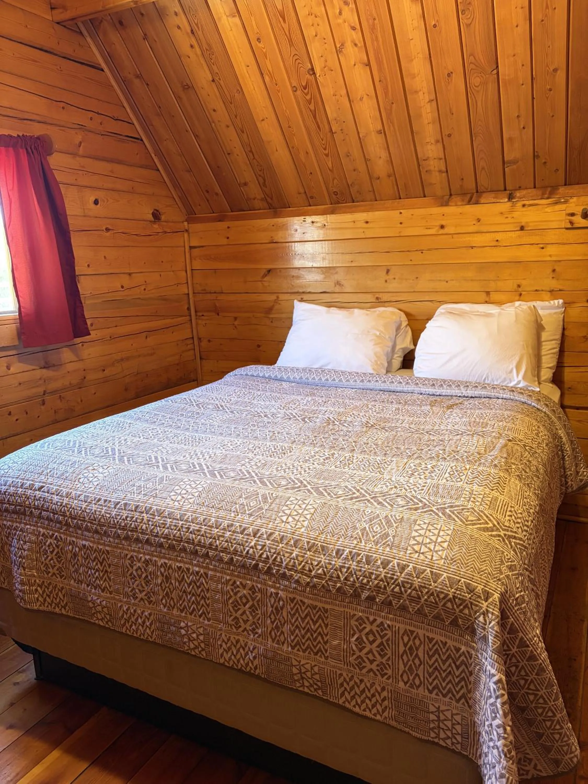 Deluxe Queen Room in Kingman KOA