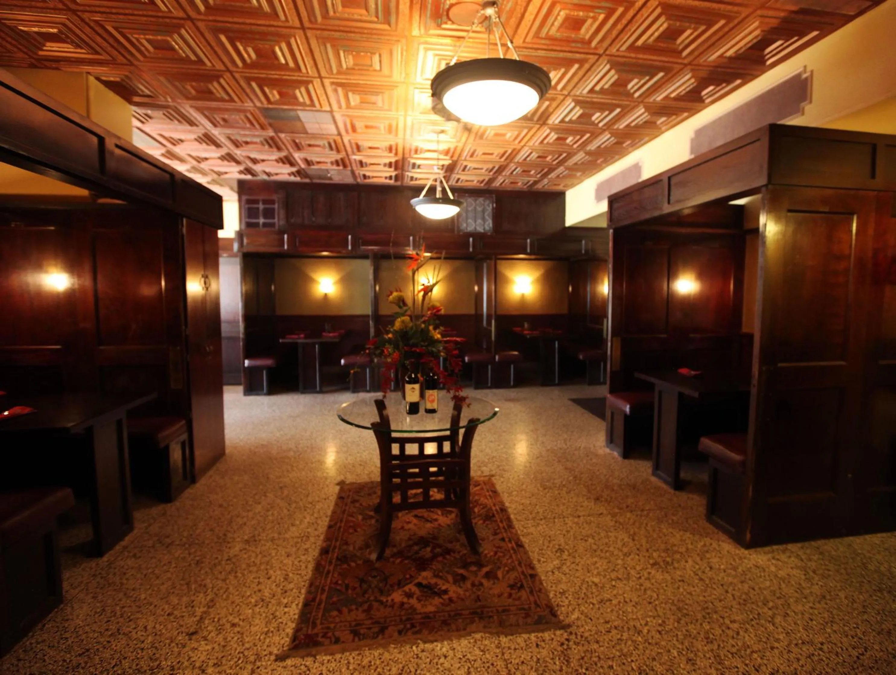 Restaurant/places to eat in Arrow Hotel