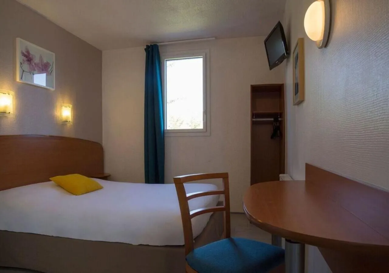 Bedroom, Bed in The Originals City, Hotel Novella Confort, Nantes Est